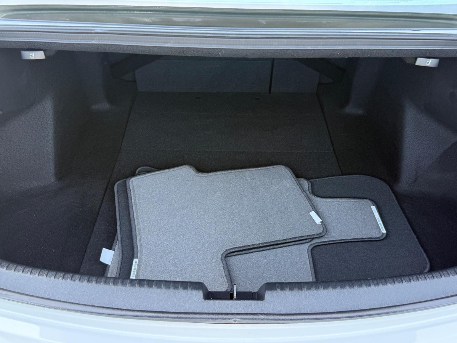 Acura TLX Vehicle Full-screen Gallery Image 05