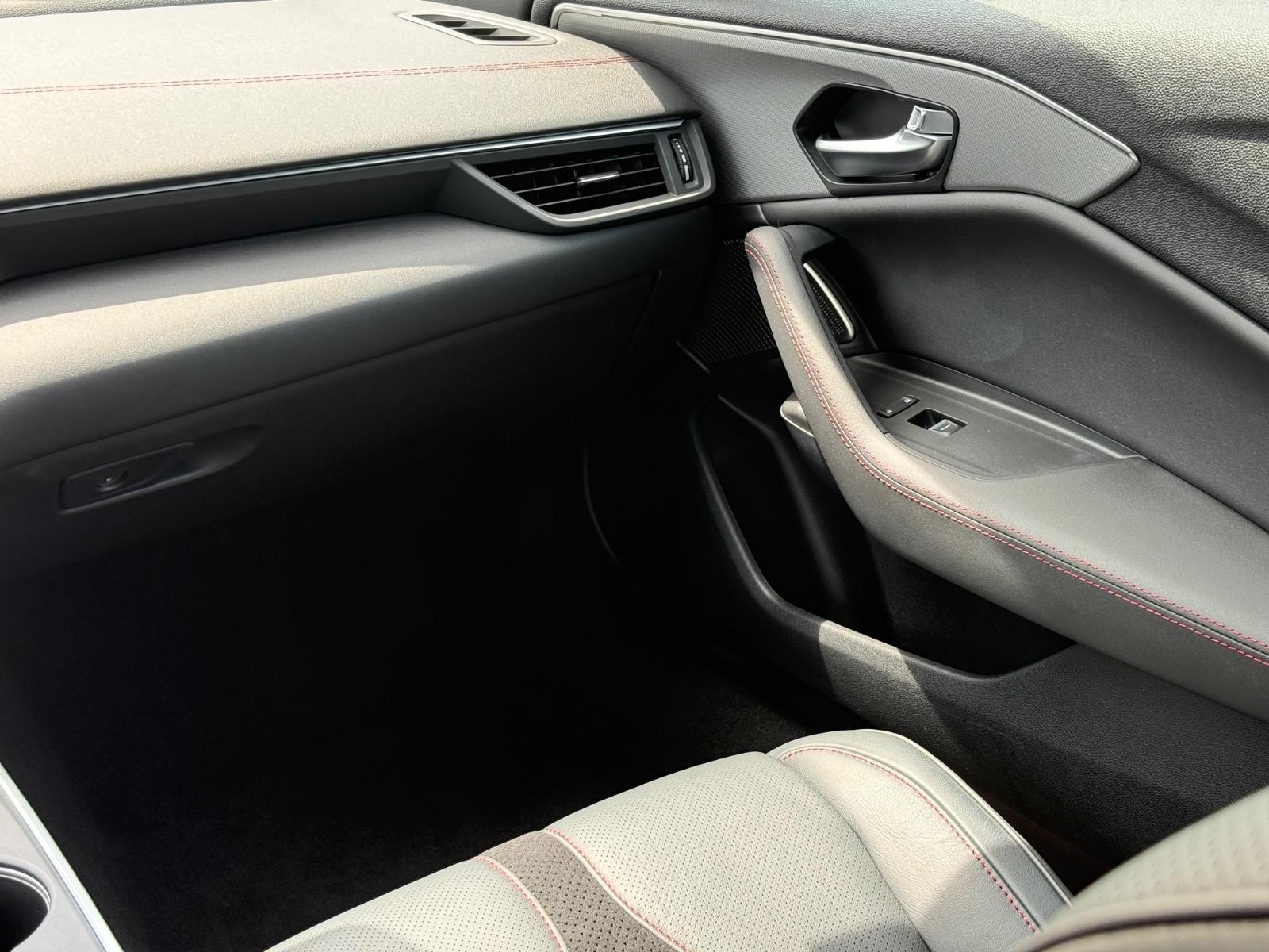 Acura TLX Vehicle Full-screen Gallery Image 14