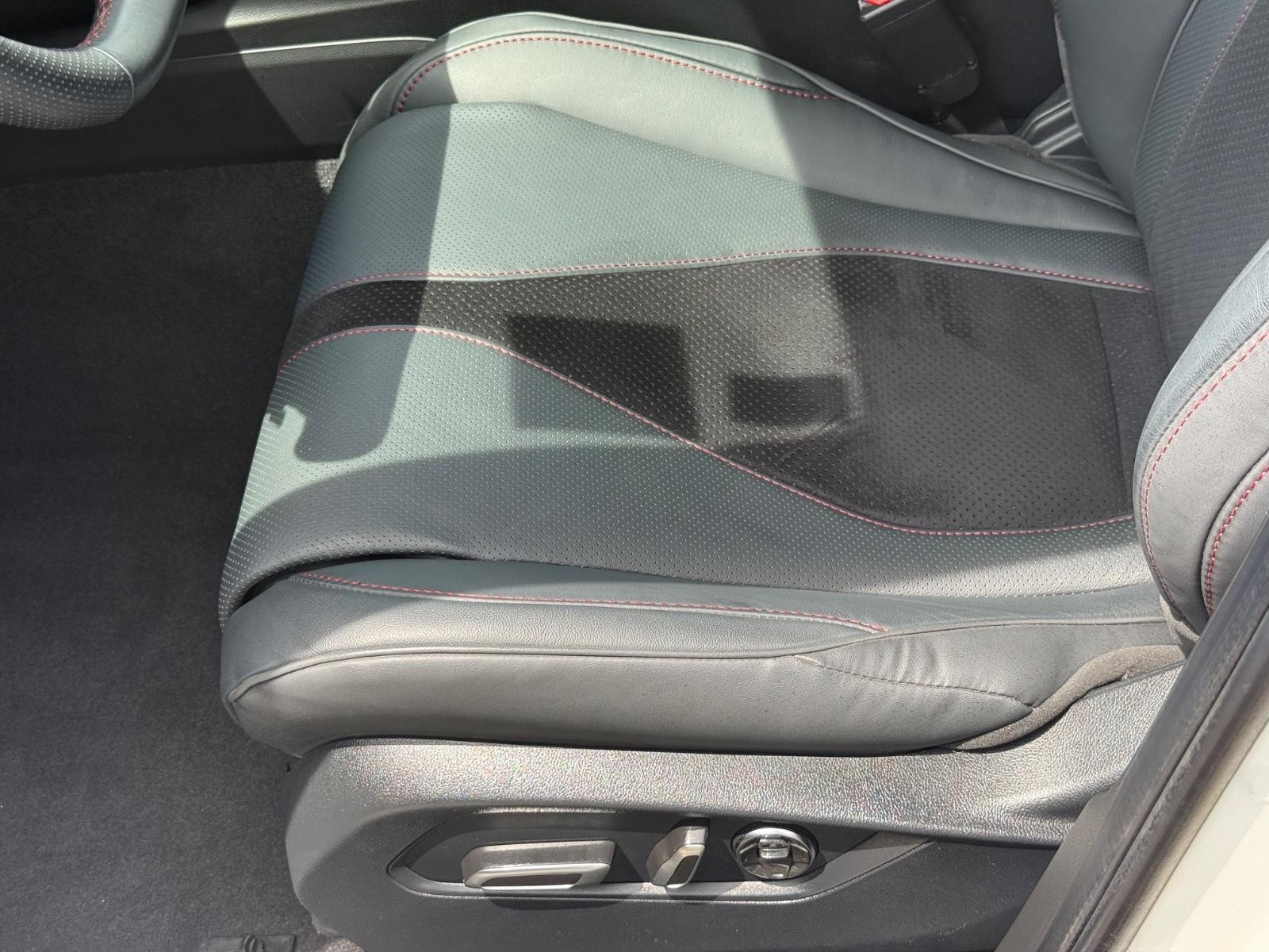 Acura TLX Vehicle Full-screen Gallery Image 22
