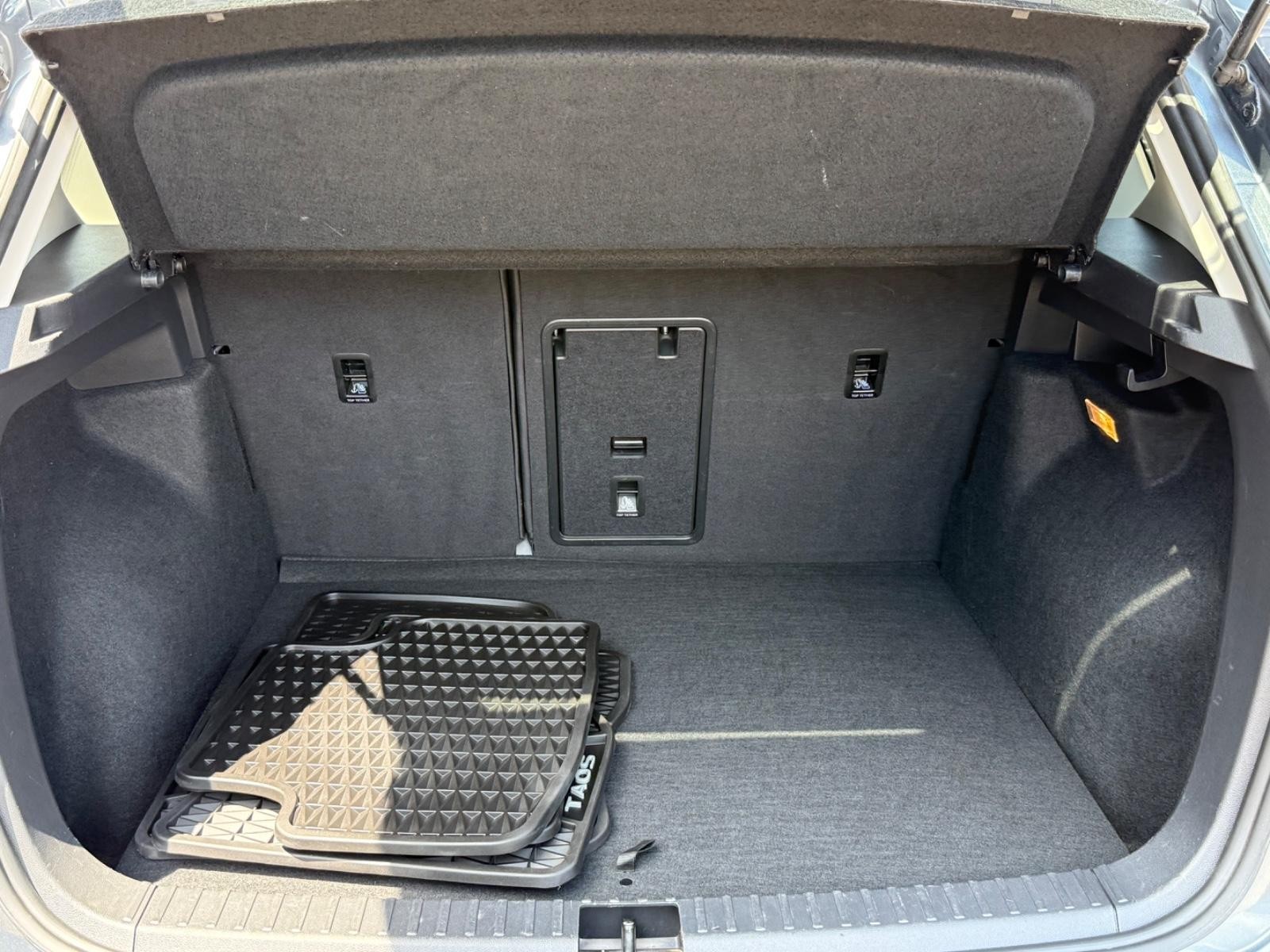 Volkswagen Taos Vehicle Image 06