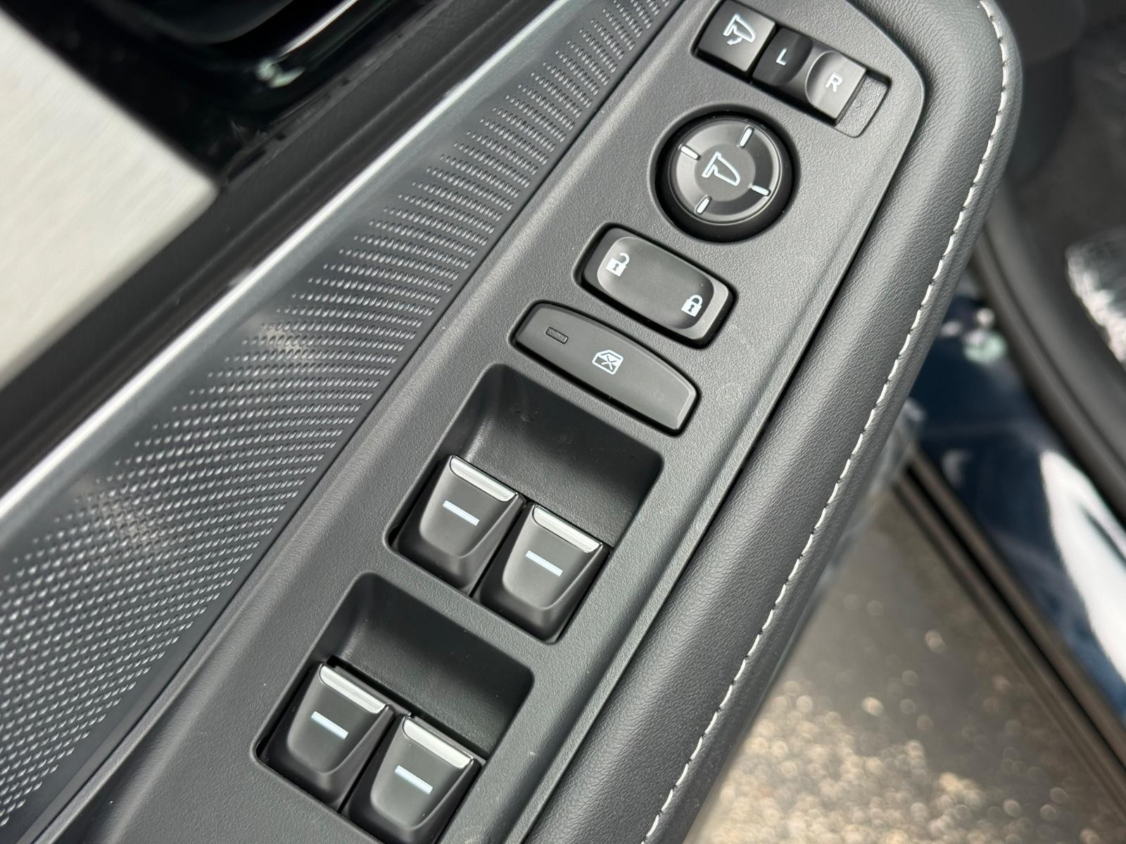 Acura MDX Vehicle Image 15