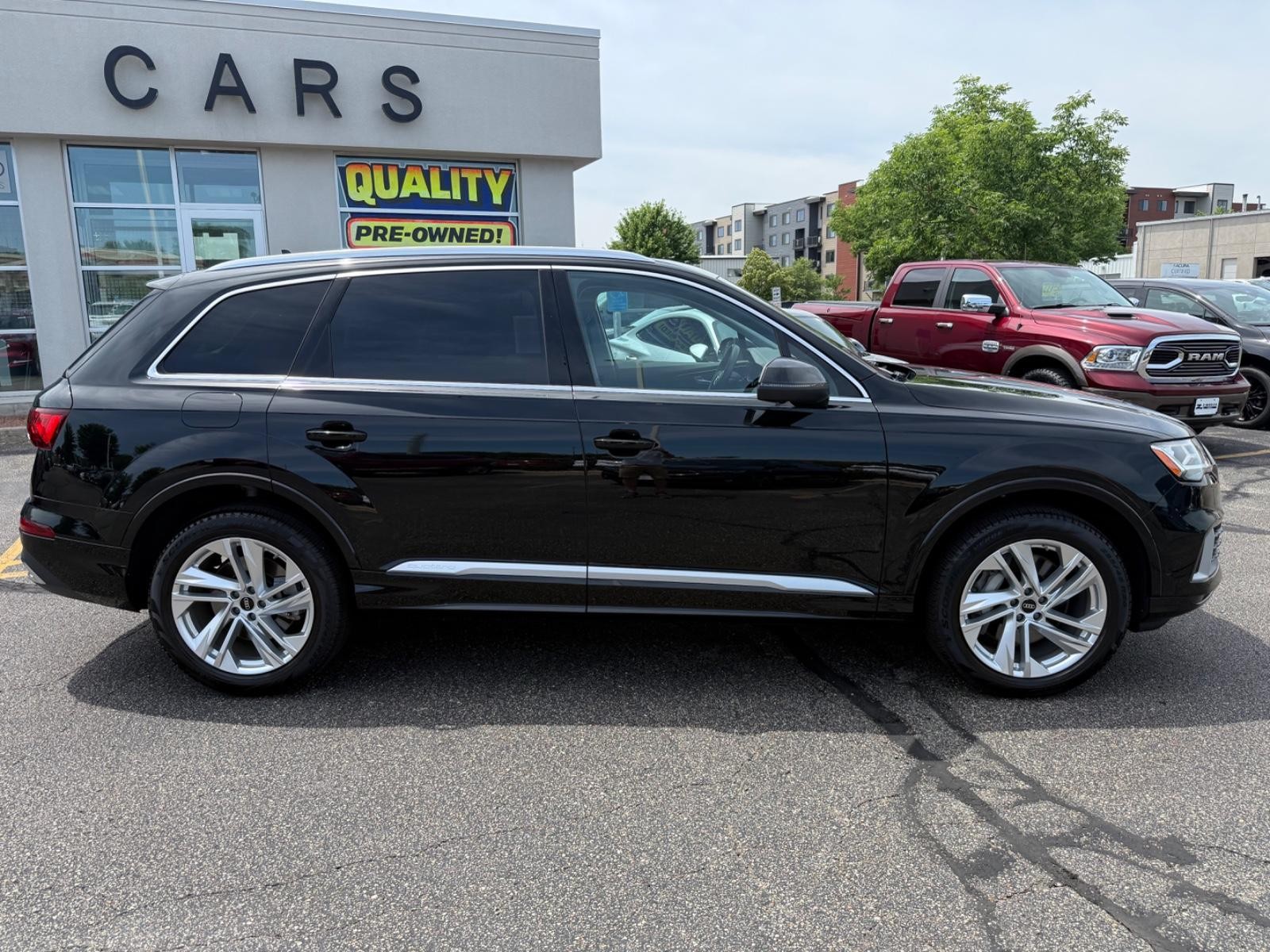 Audi Q7 Vehicle Full-screen Gallery Image 02