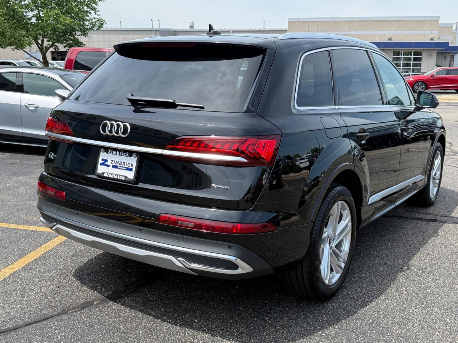 Audi Q7 Vehicle Full-screen Gallery Image 03