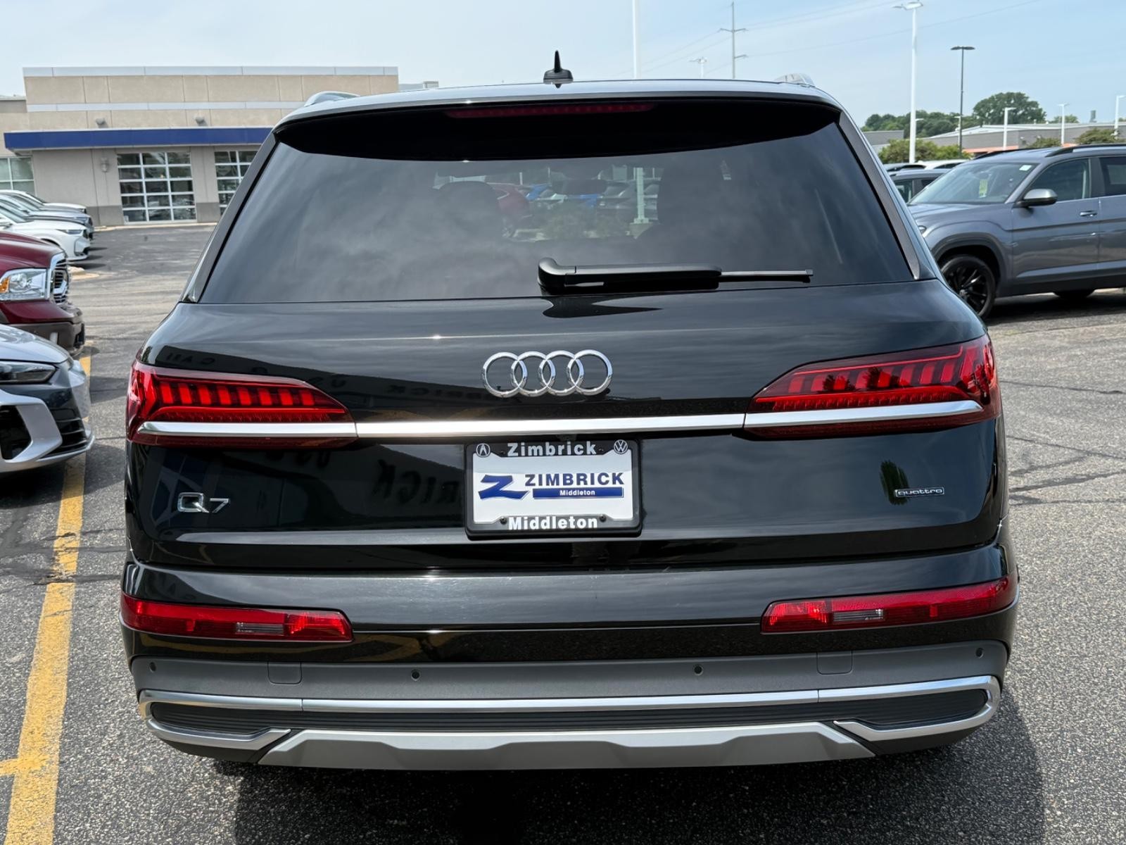 Audi Q7 Vehicle Full-screen Gallery Image 04
