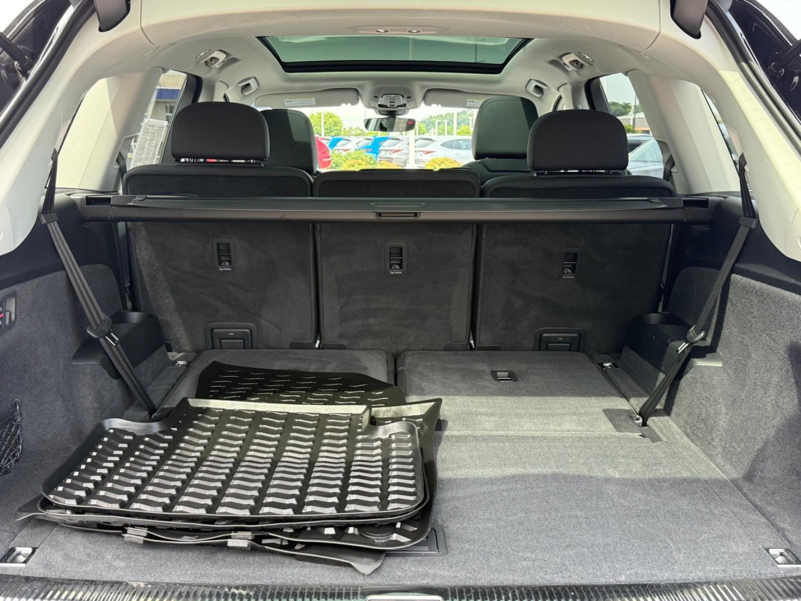 Audi Q7 Vehicle Full-screen Gallery Image 05
