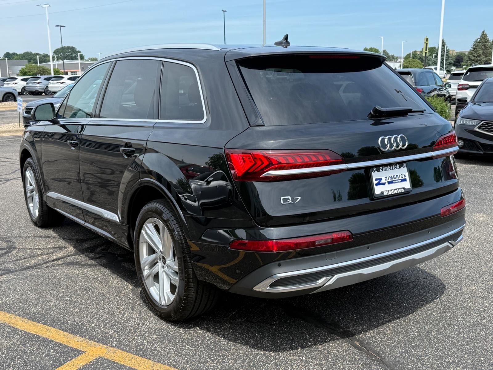 Audi Q7 Vehicle Full-screen Gallery Image 06