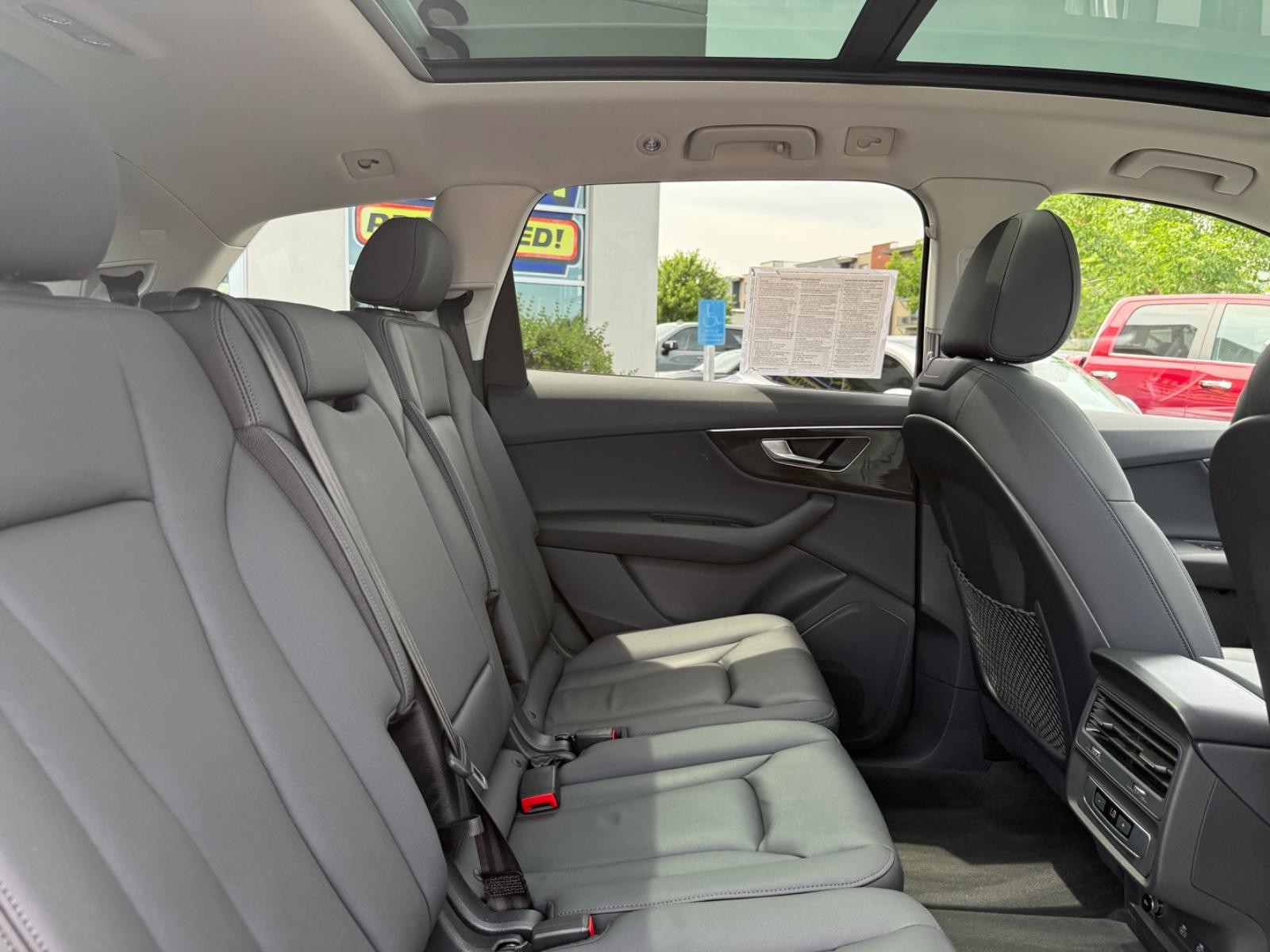 Audi Q7 Vehicle Full-screen Gallery Image 10