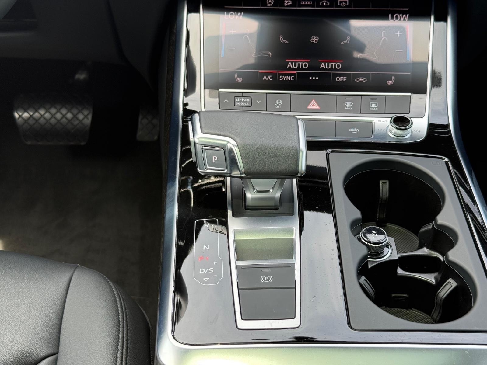 Audi Q7 Vehicle Full-screen Gallery Image 14