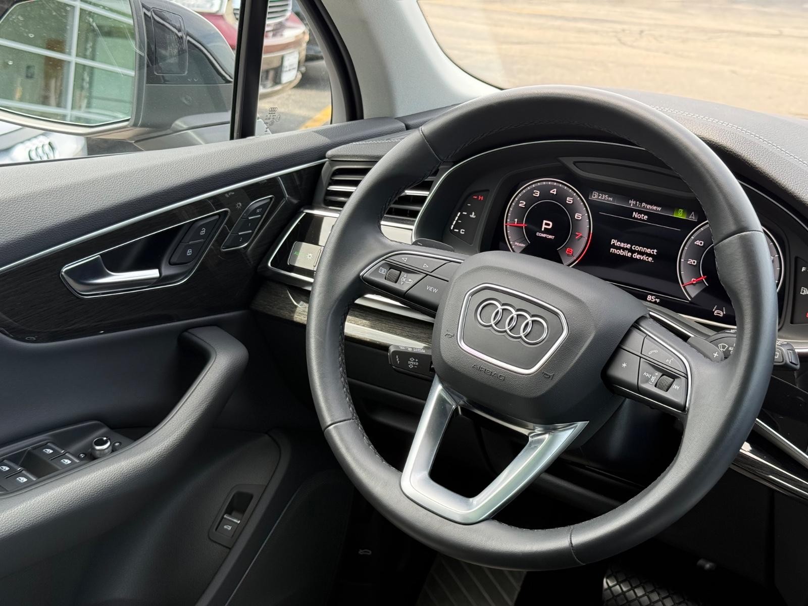 Audi Q7 Vehicle Full-screen Gallery Image 15