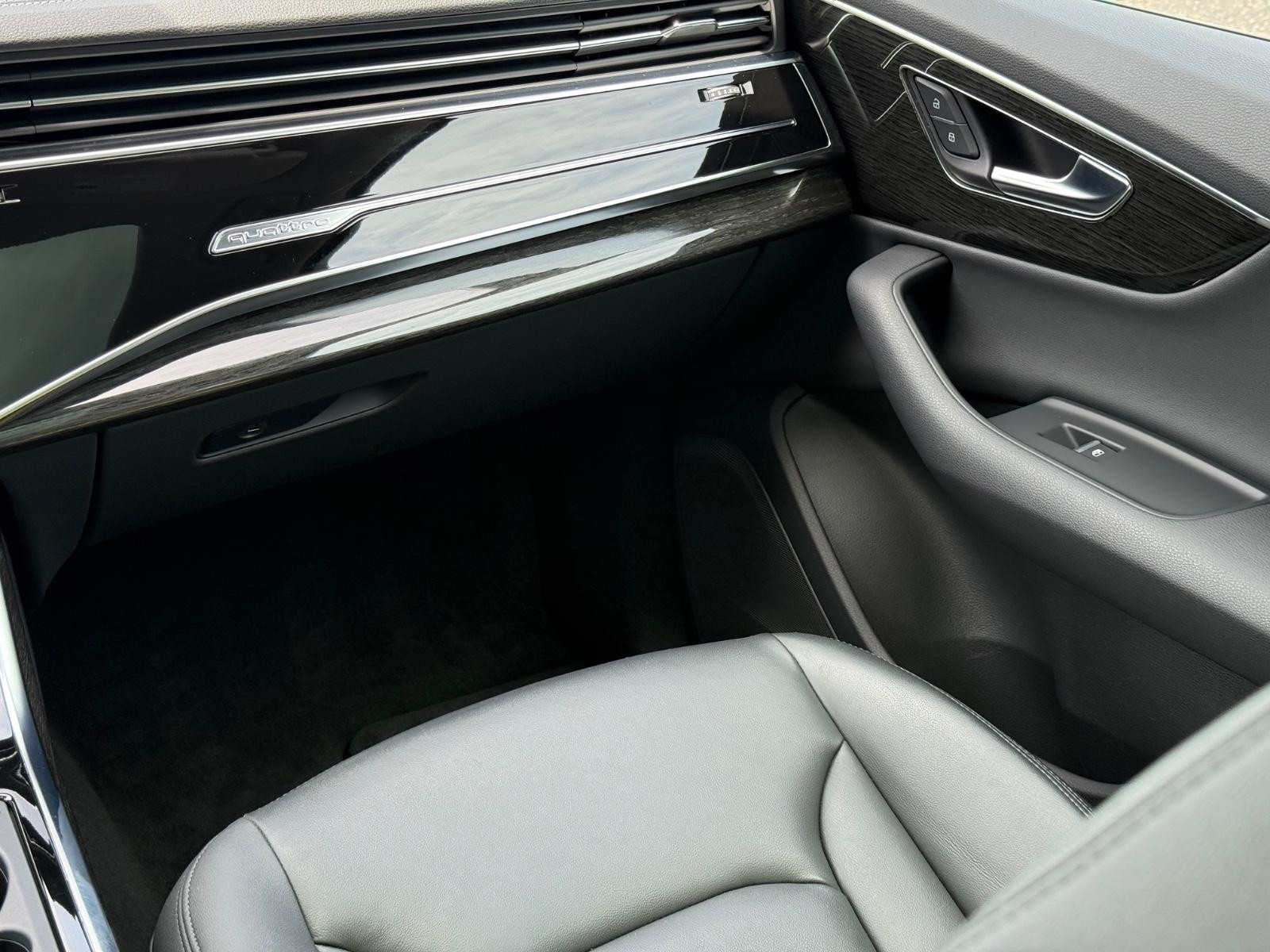 Audi Q7 Vehicle Full-screen Gallery Image 16