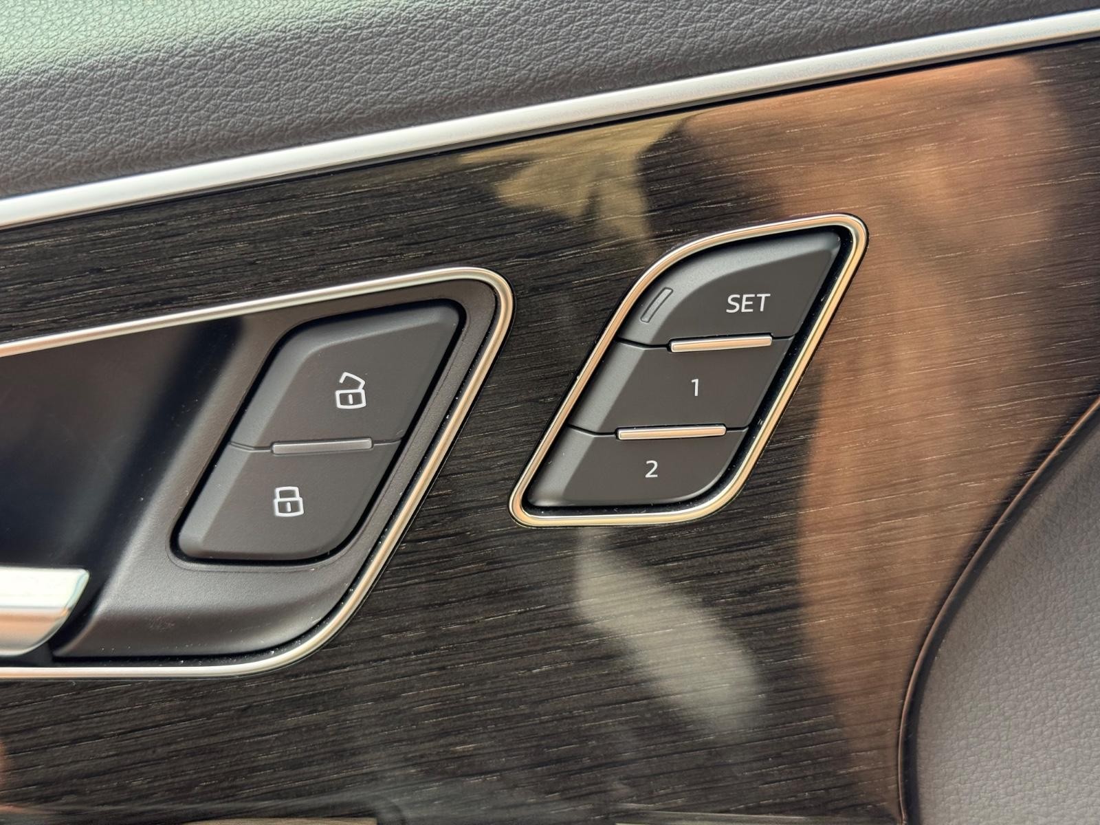 Audi Q7 Vehicle Full-screen Gallery Image 17