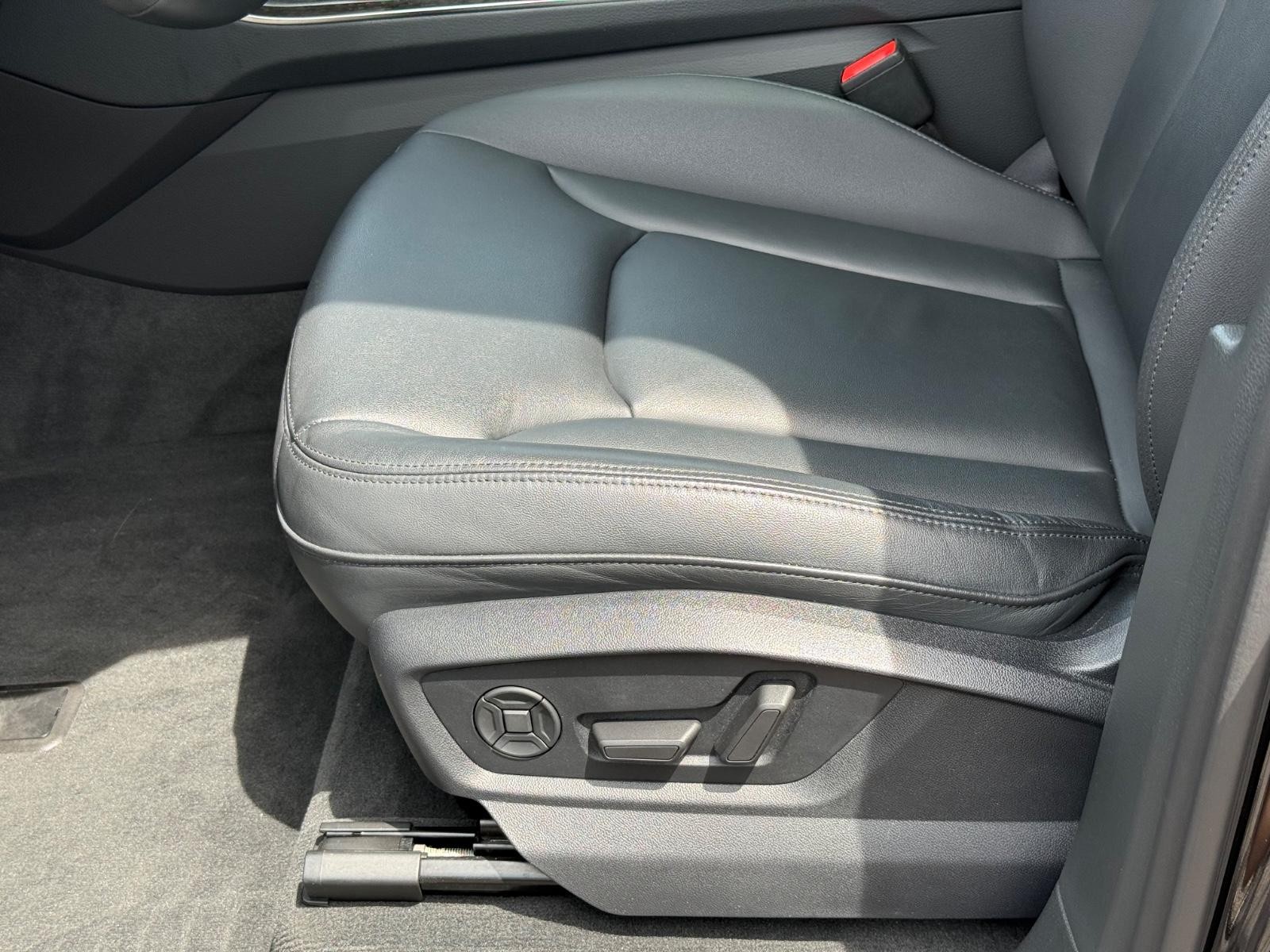 Audi Q7 Vehicle Full-screen Gallery Image 23