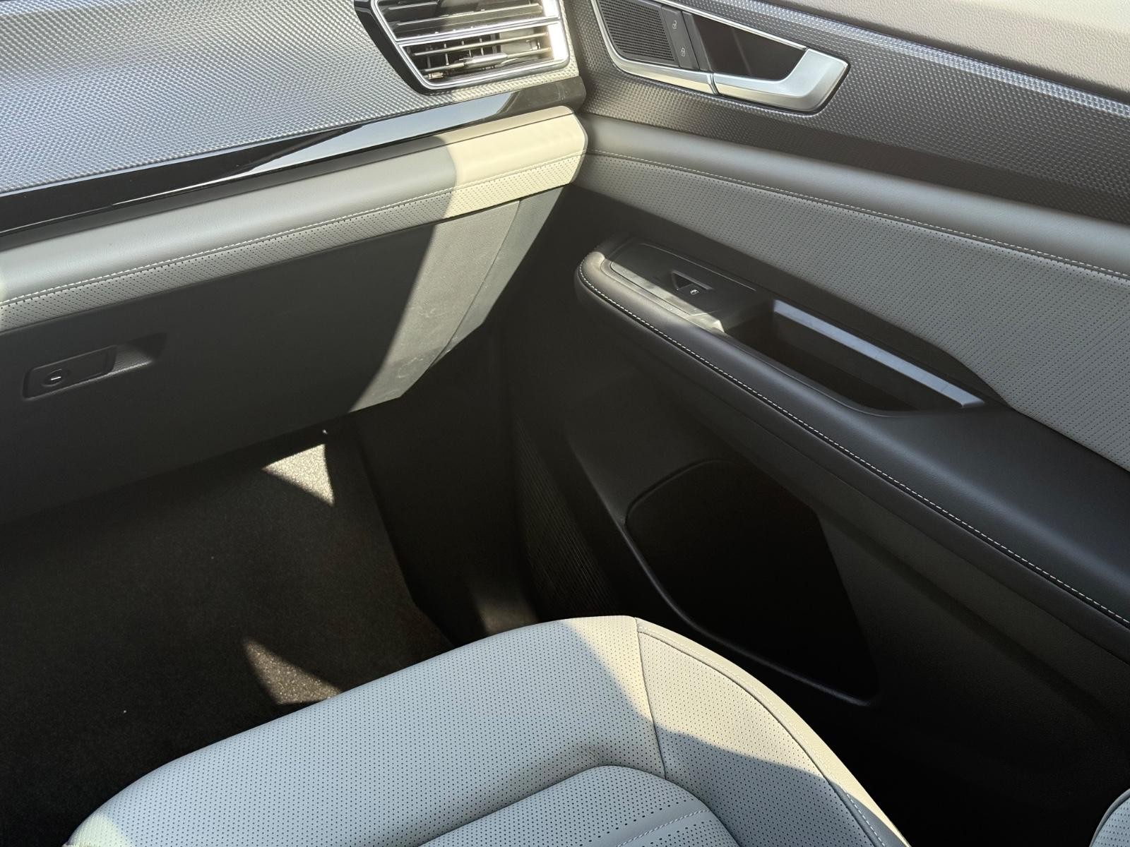 Volkswagen Atlas Cross Sport Vehicle Image 10
