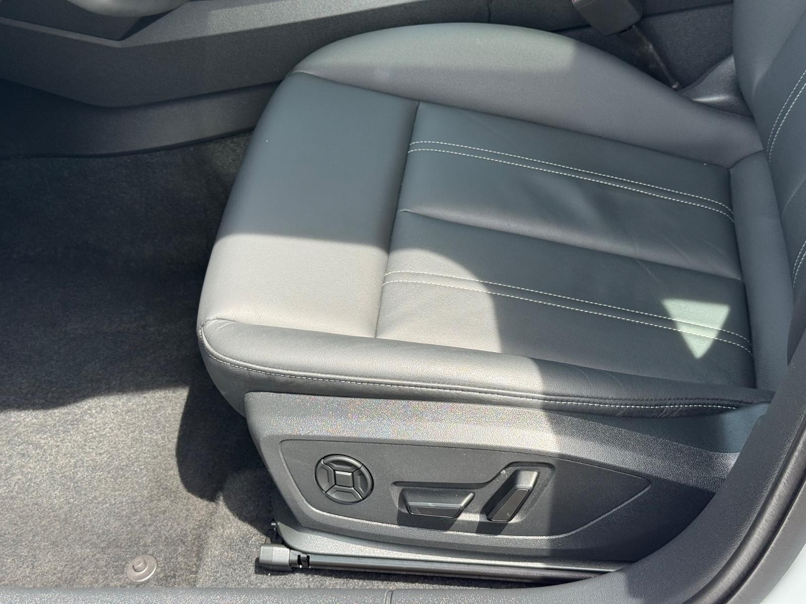Audi A3 Vehicle Full-screen Gallery Image 24