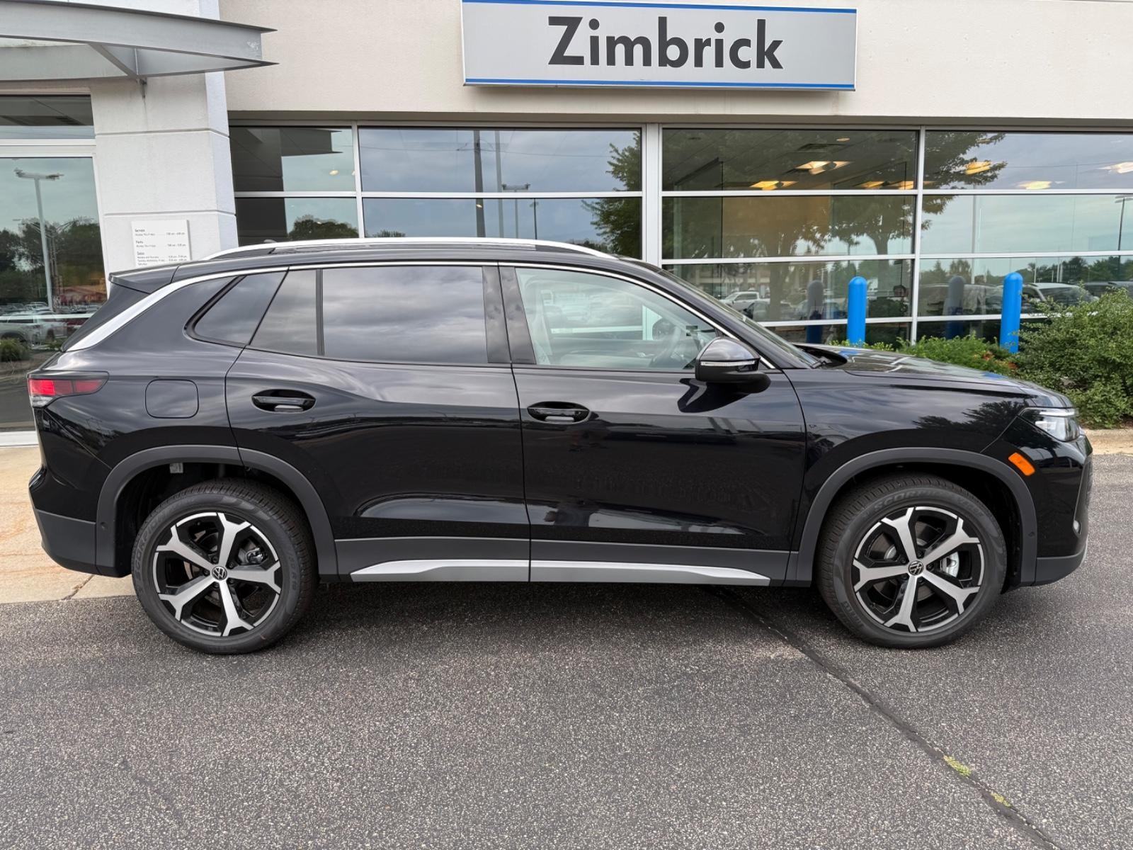 Volkswagen Tiguan Vehicle Image 02