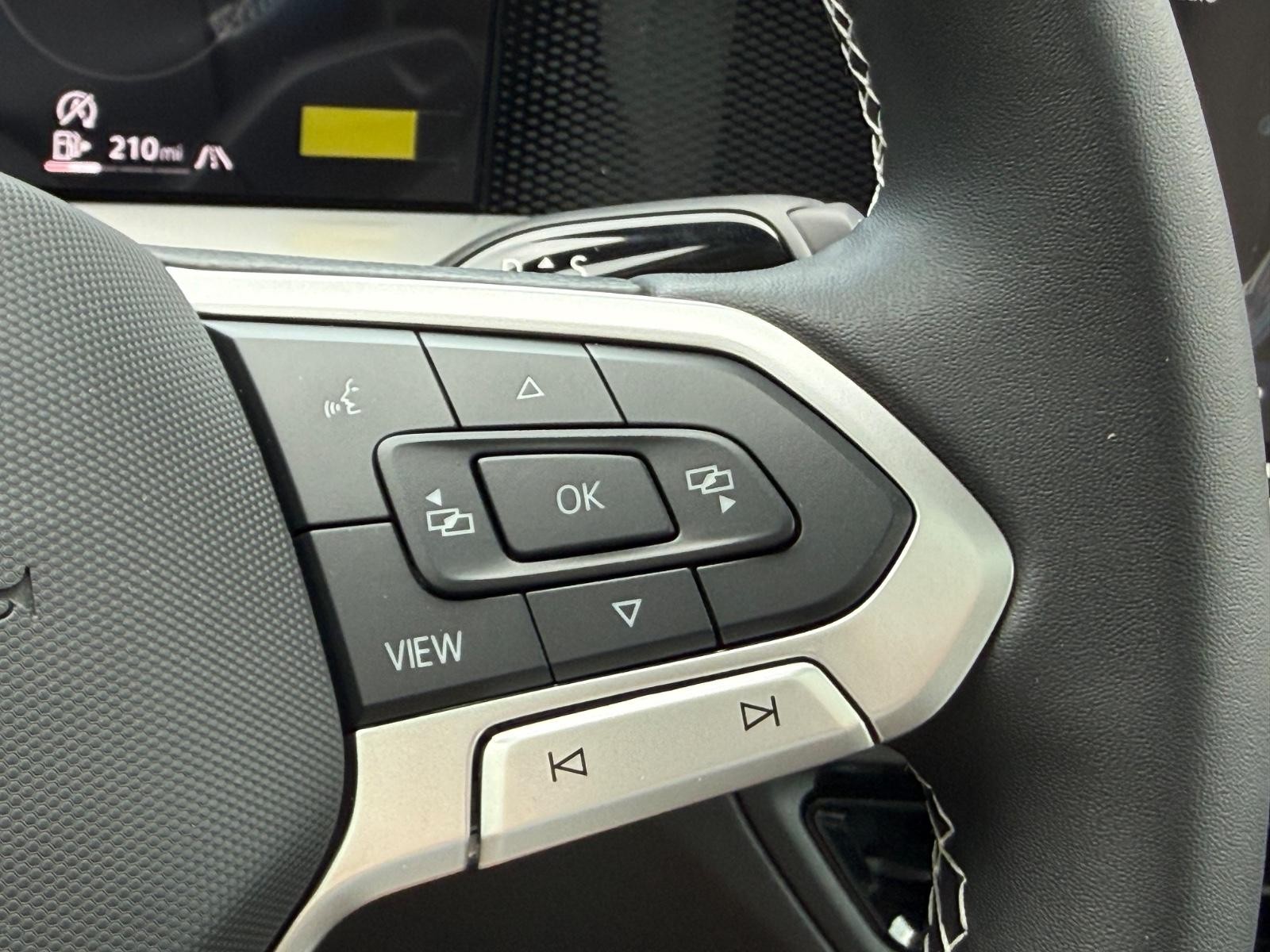 Volkswagen Tiguan Vehicle Image 11
