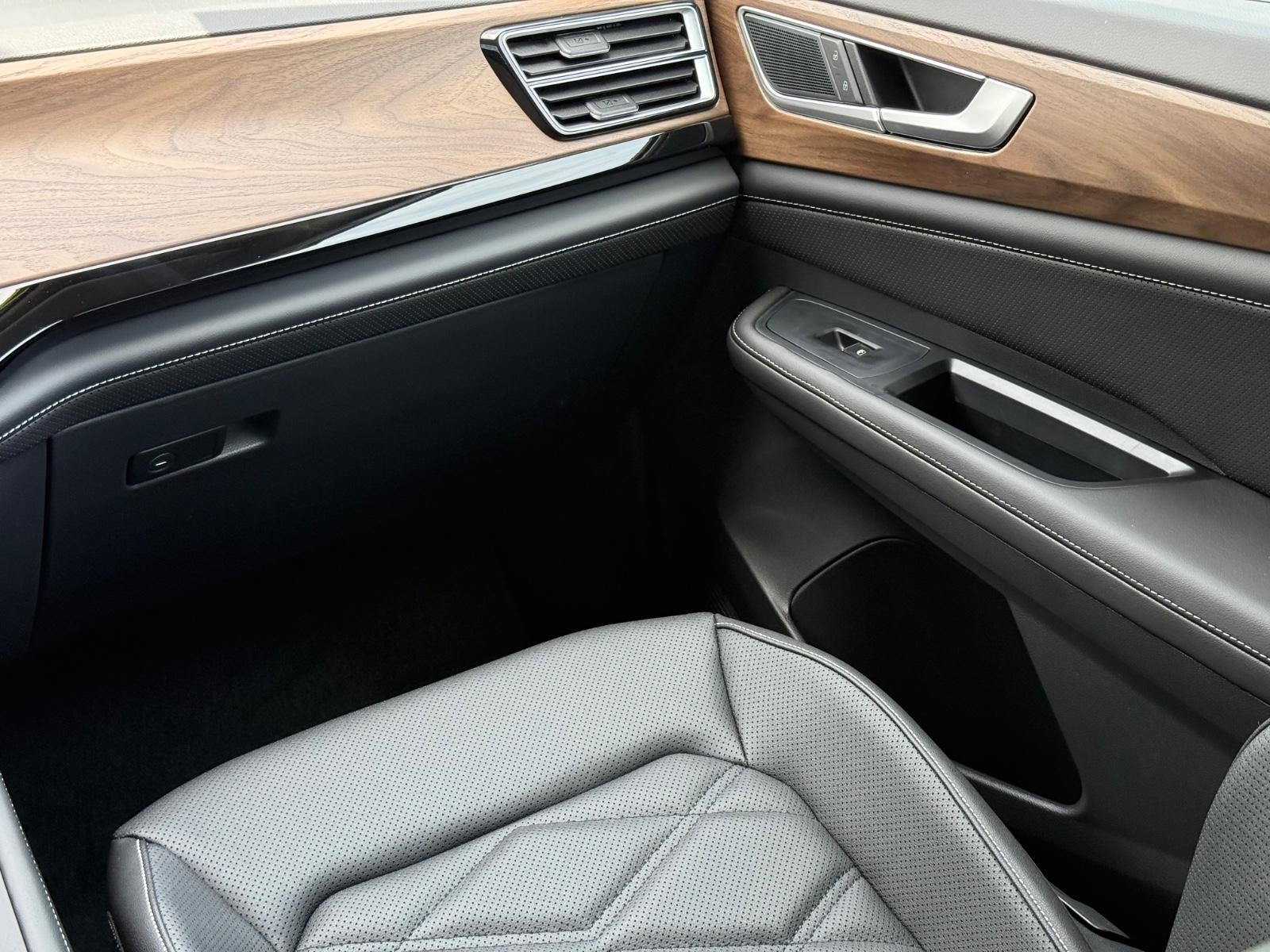Volkswagen Atlas Vehicle Image 11