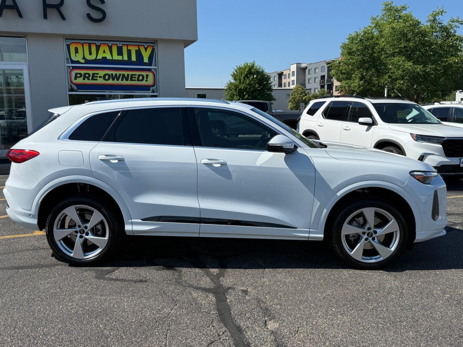Audi Q5 Vehicle Full-screen Gallery Image 02