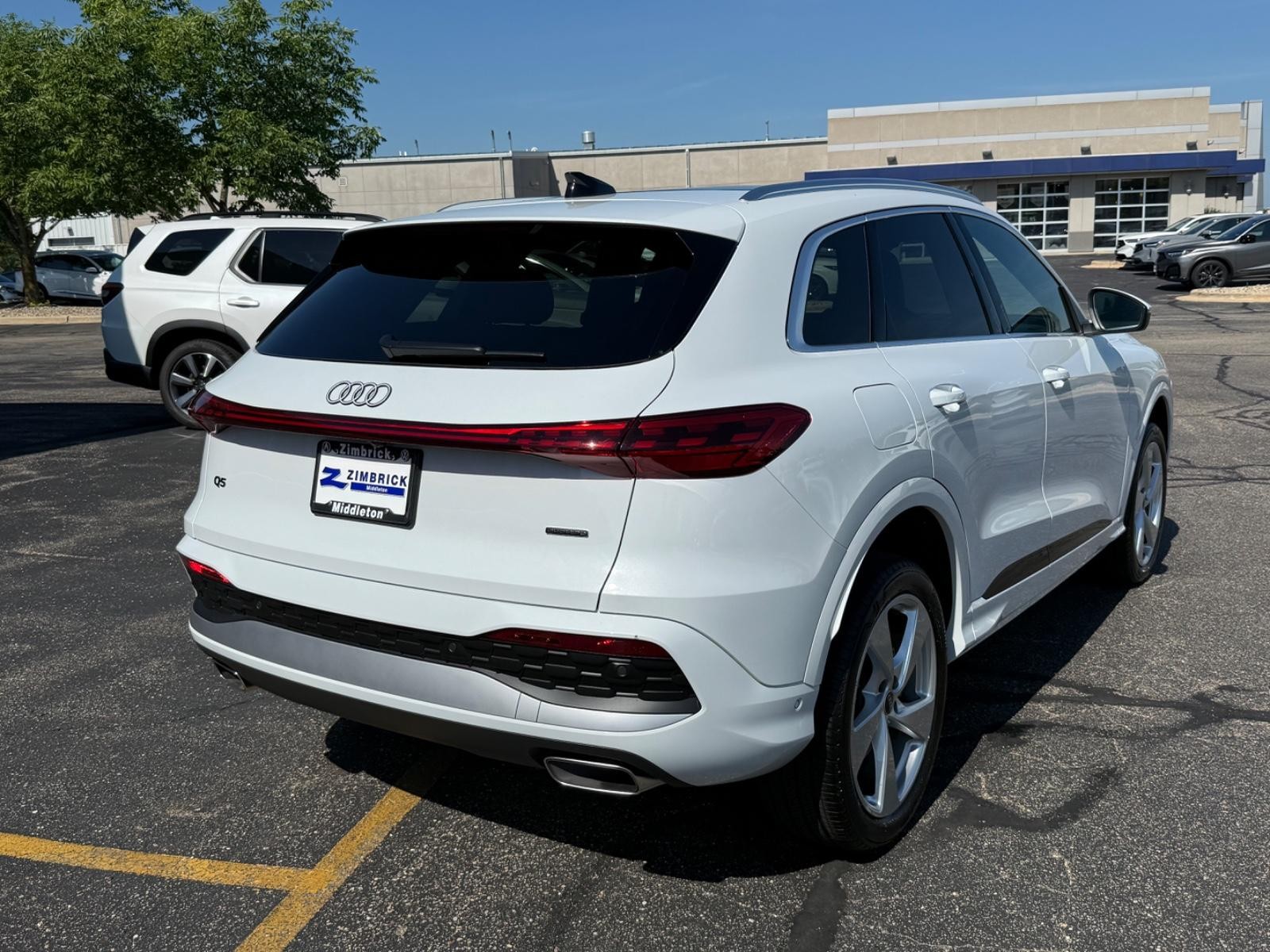 Audi Q5 Vehicle Full-screen Gallery Image 03