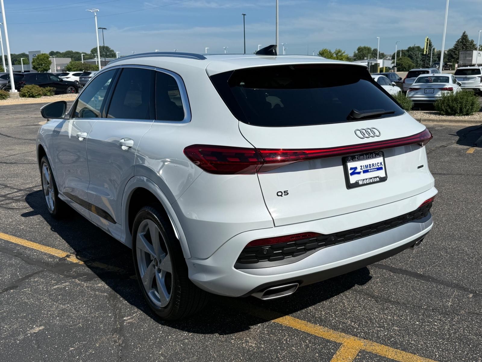 Audi Q5 Vehicle Full-screen Gallery Image 06