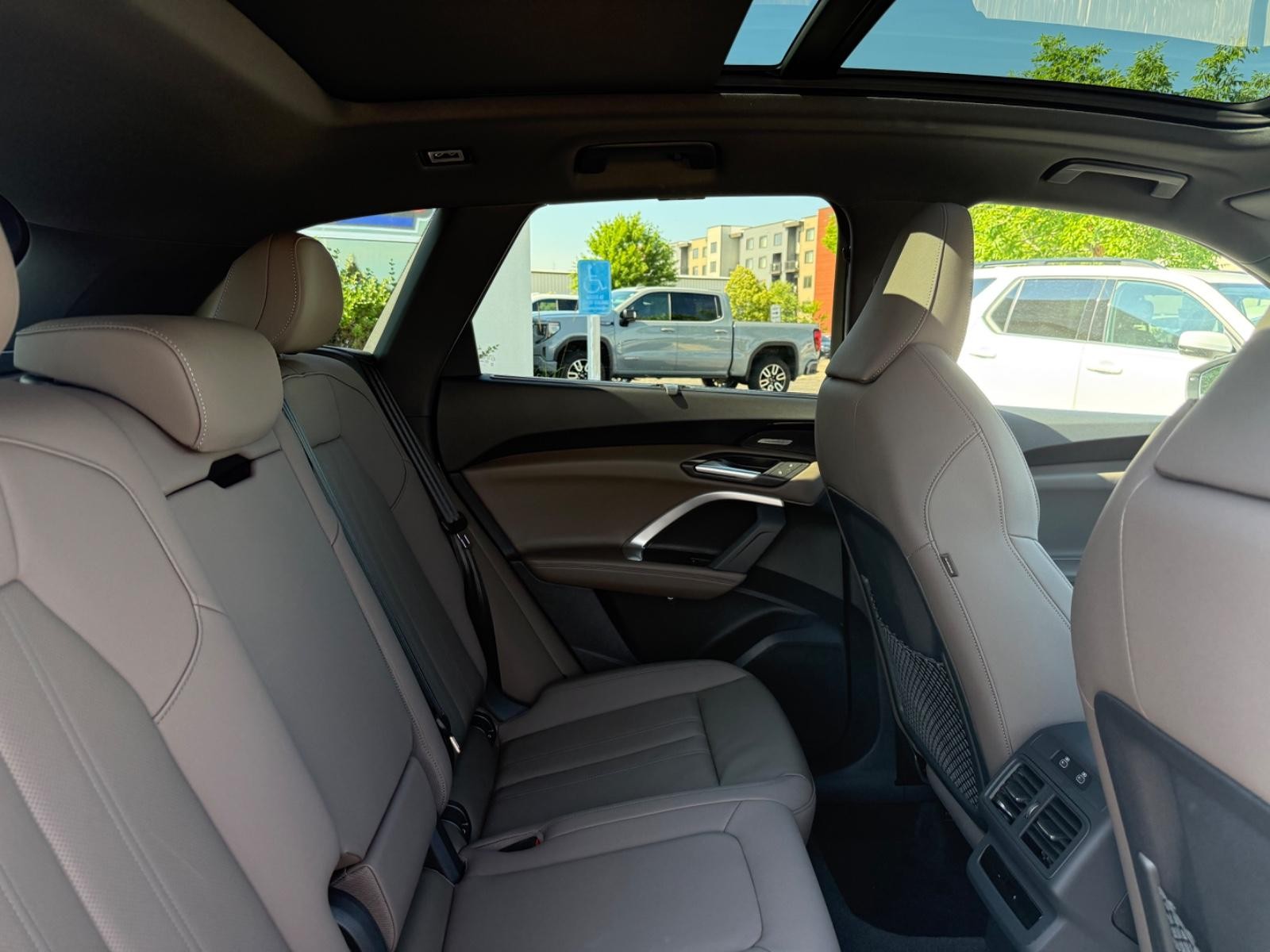Audi Q5 Vehicle Full-screen Gallery Image 10