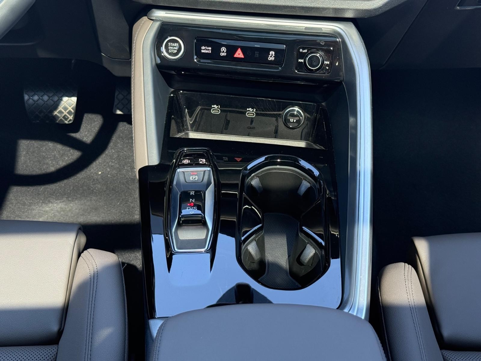 Audi Q5 Vehicle Full-screen Gallery Image 13