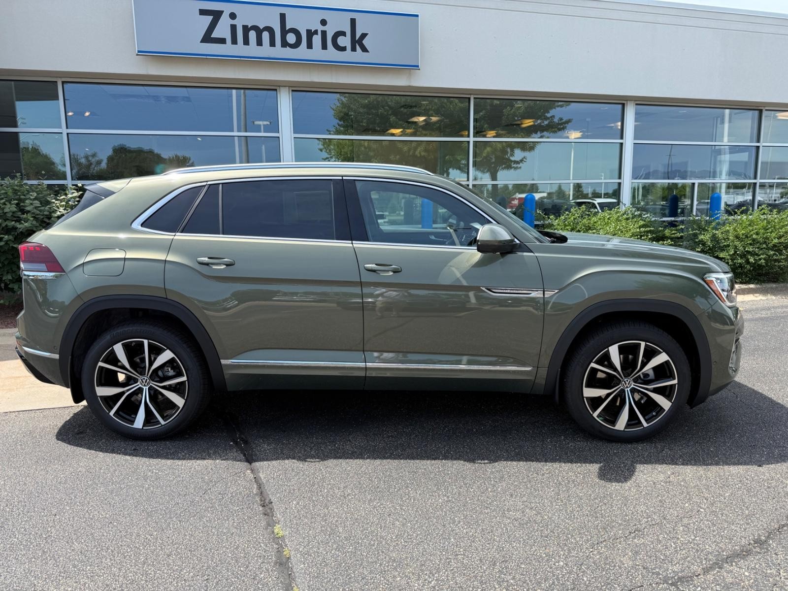 Volkswagen Atlas Cross Sport Vehicle Image 02