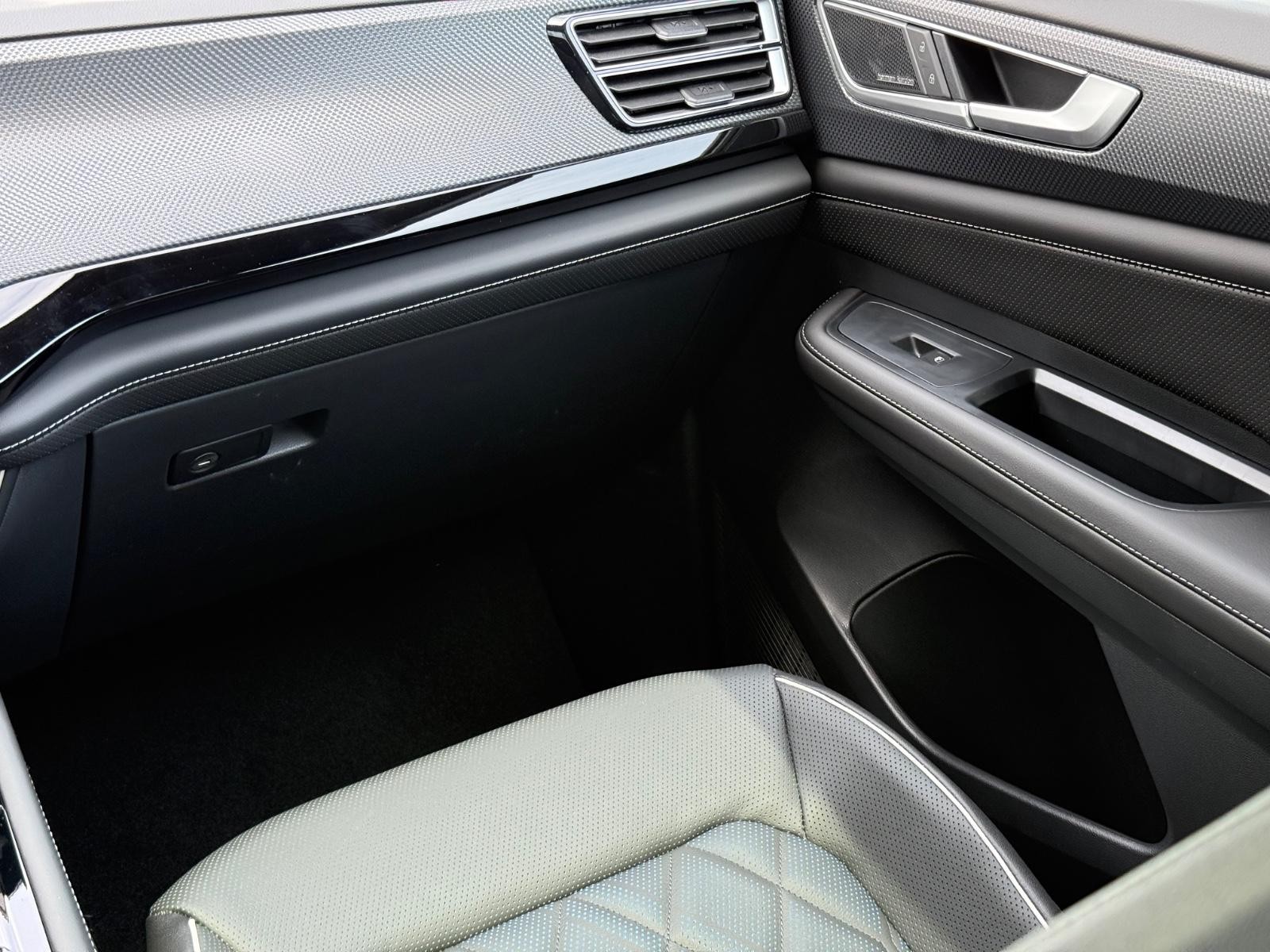 Volkswagen Atlas Cross Sport Vehicle Image 10