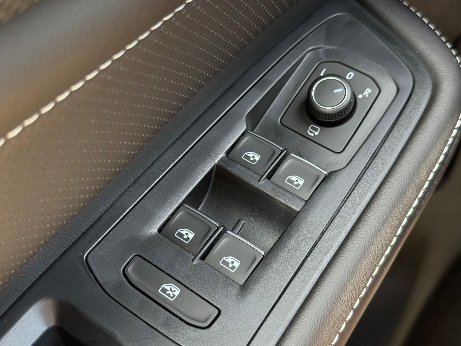 Volkswagen Atlas Cross Sport Vehicle Image 16