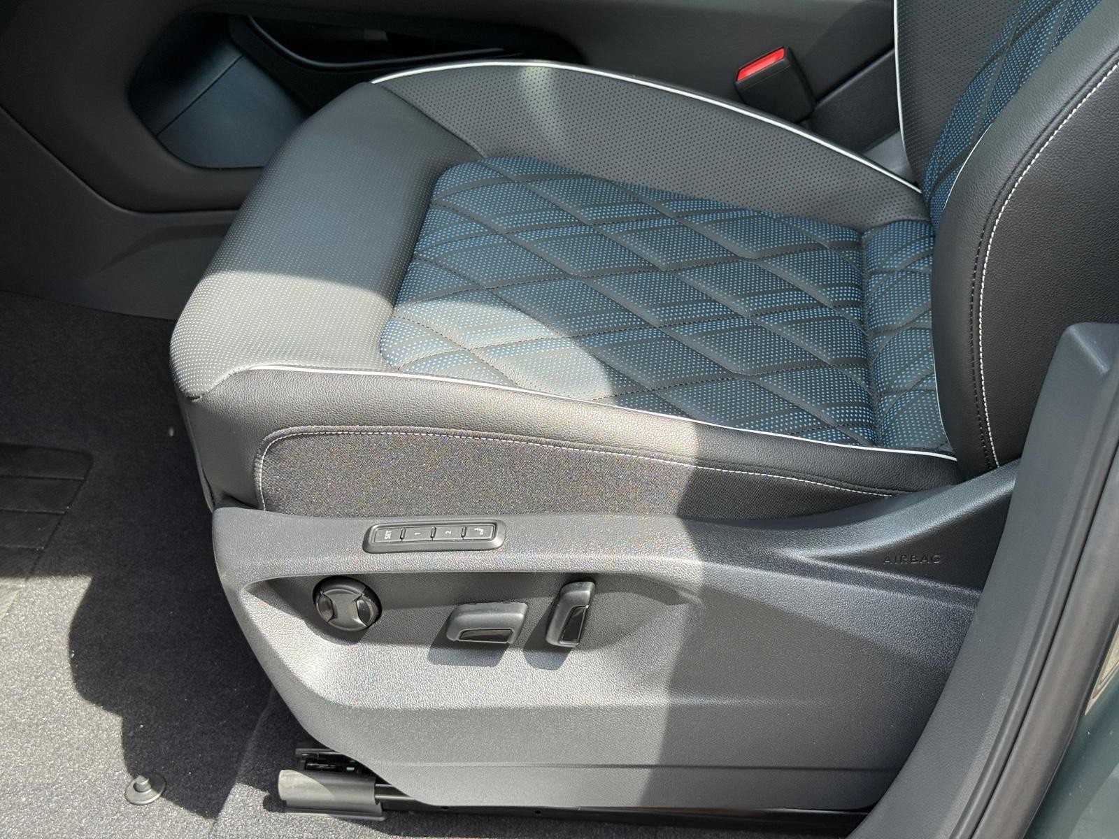 Volkswagen Atlas Cross Sport Vehicle Image 17