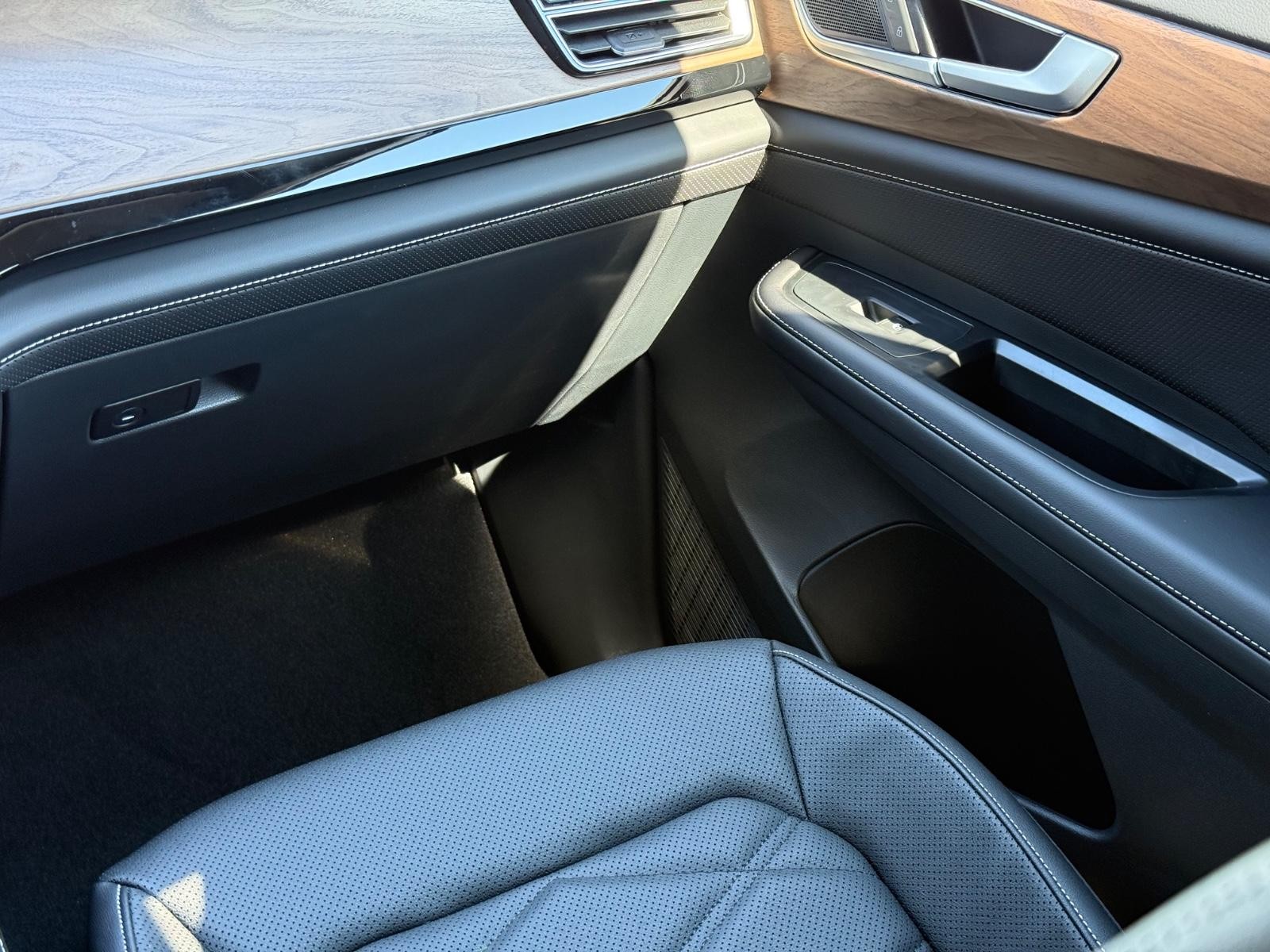 Volkswagen Atlas Vehicle Image 11