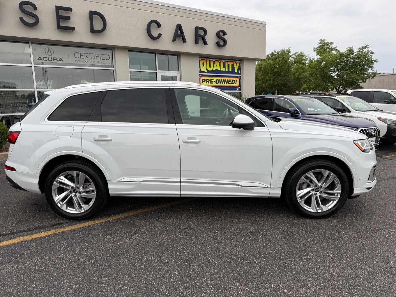 Audi Q7 Vehicle Full-screen Gallery Image 02