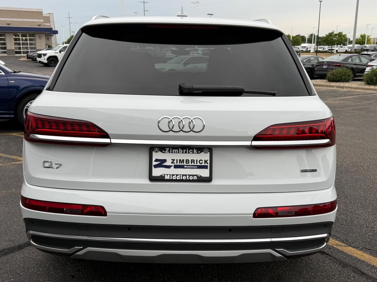 Audi Q7 Vehicle Full-screen Gallery Image 03
