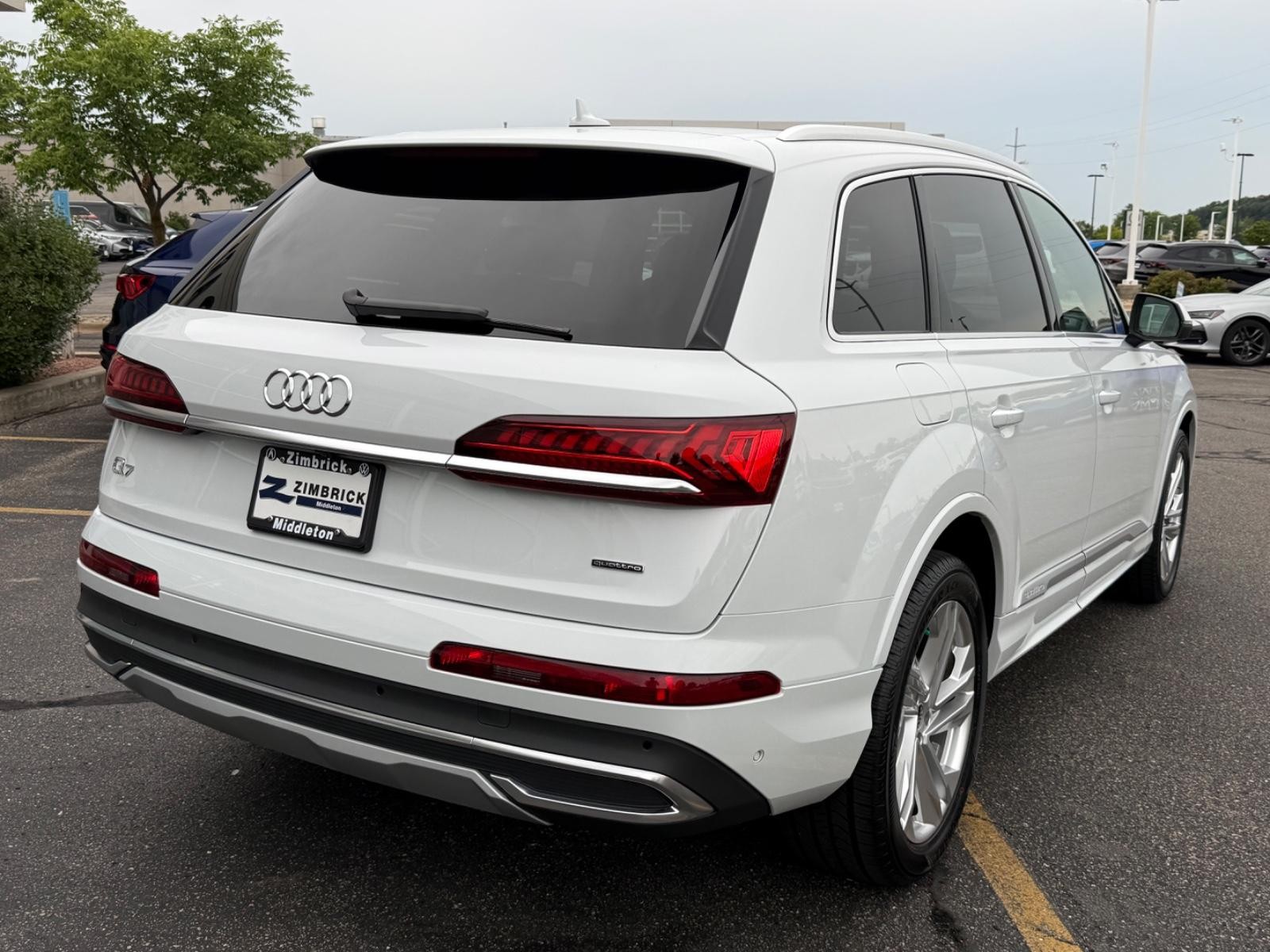 Audi Q7 Vehicle Full-screen Gallery Image 04