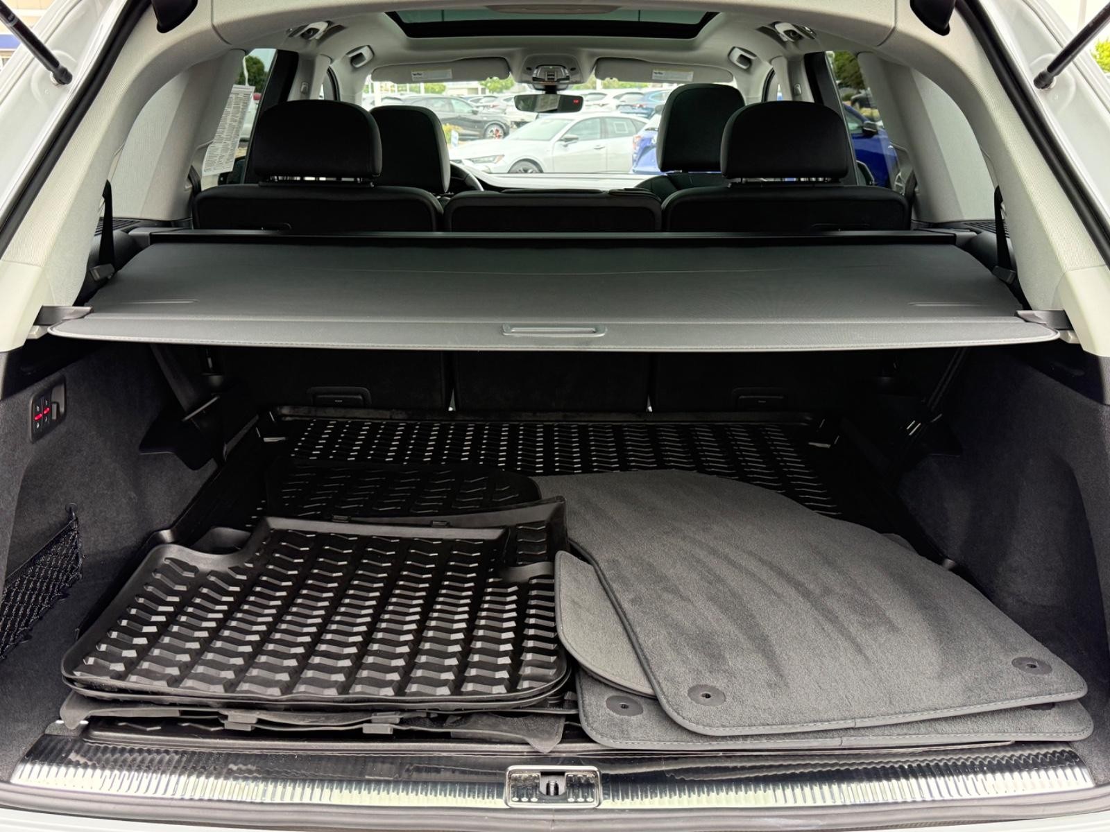 Audi Q7 Vehicle Full-screen Gallery Image 05