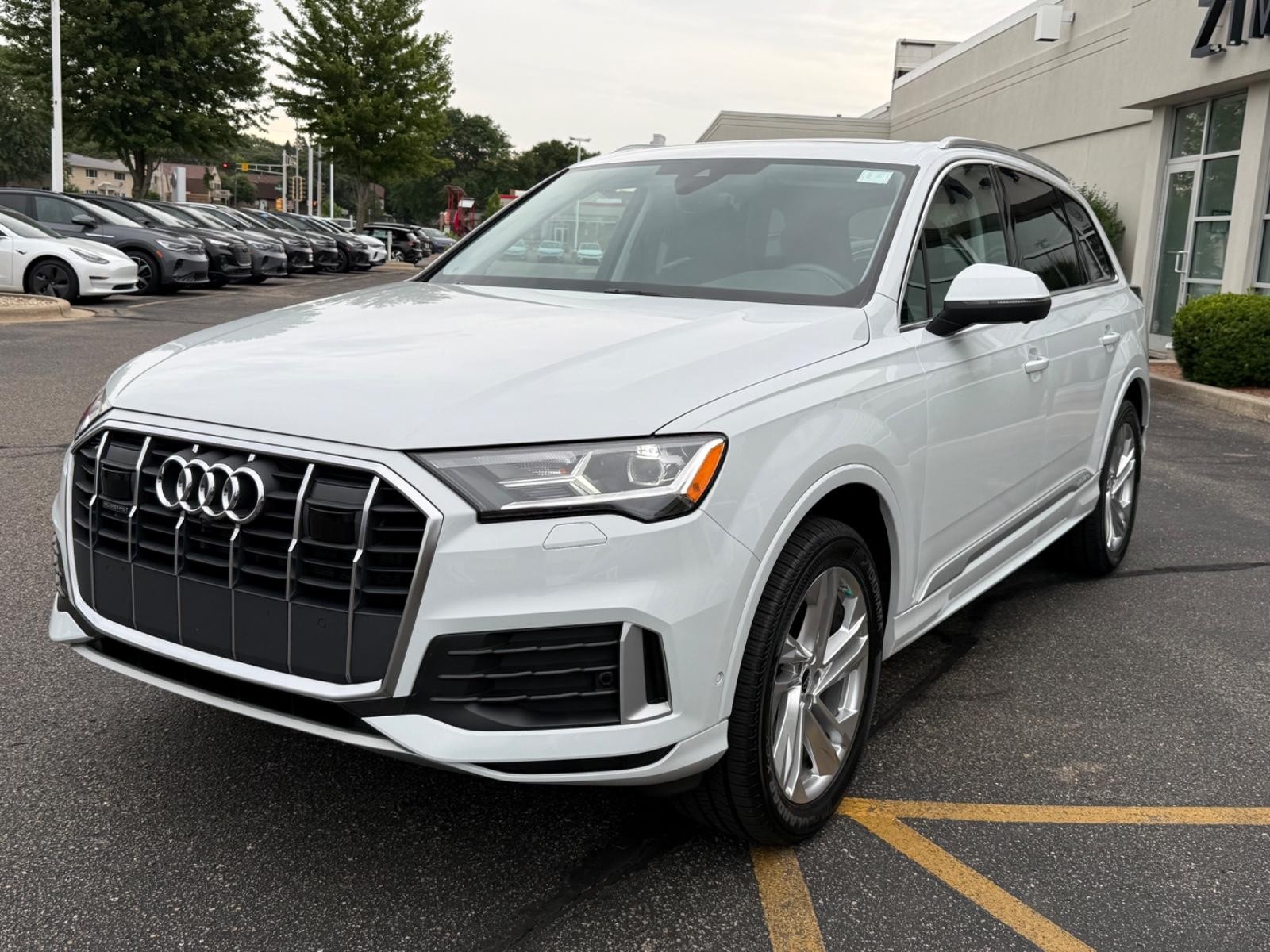 Audi Q7 Vehicle Full-screen Gallery Image 08