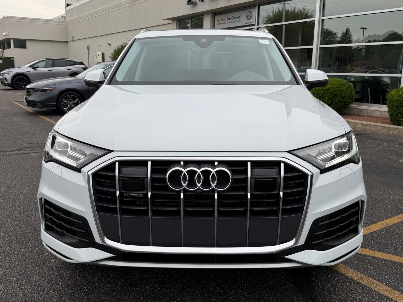 Audi Q7 Vehicle Full-screen Gallery Image 09