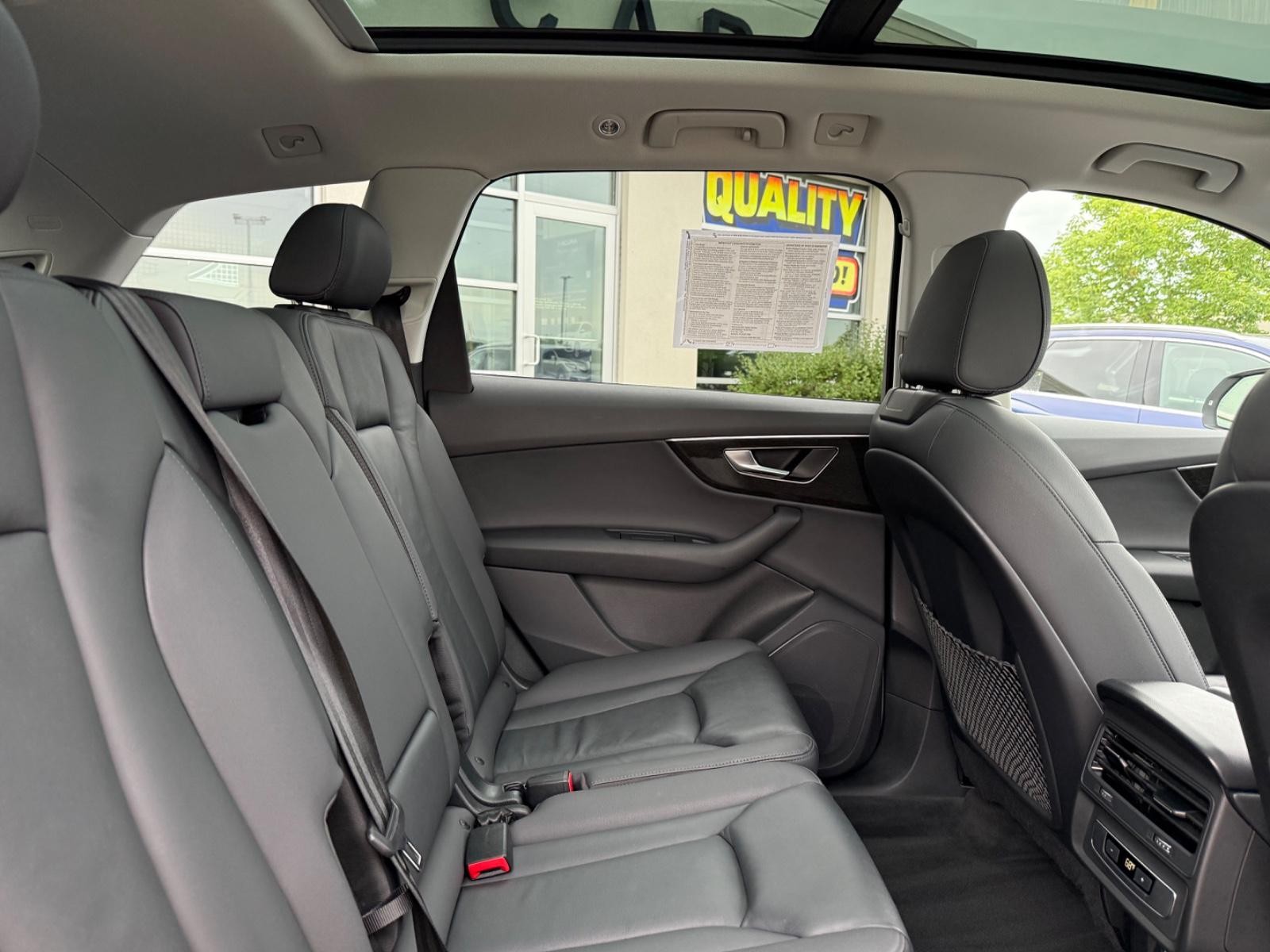 Audi Q7 Vehicle Full-screen Gallery Image 10