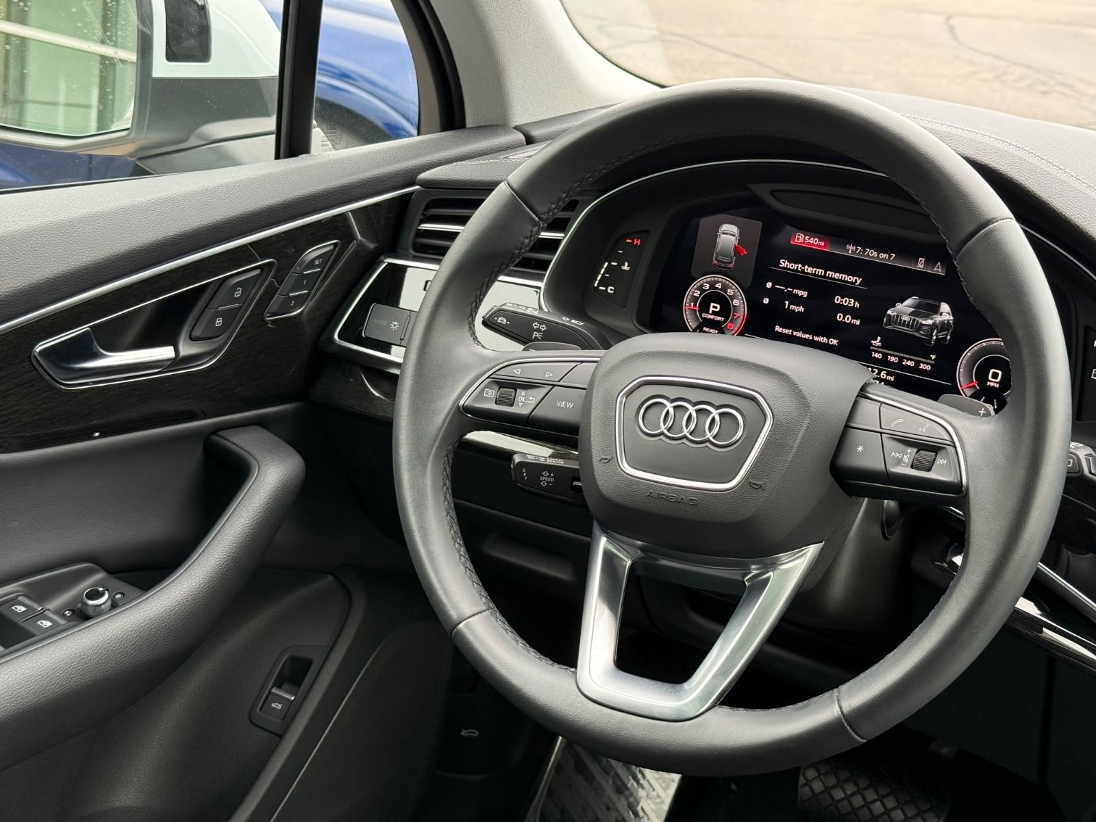 Audi Q7 Vehicle Full-screen Gallery Image 14