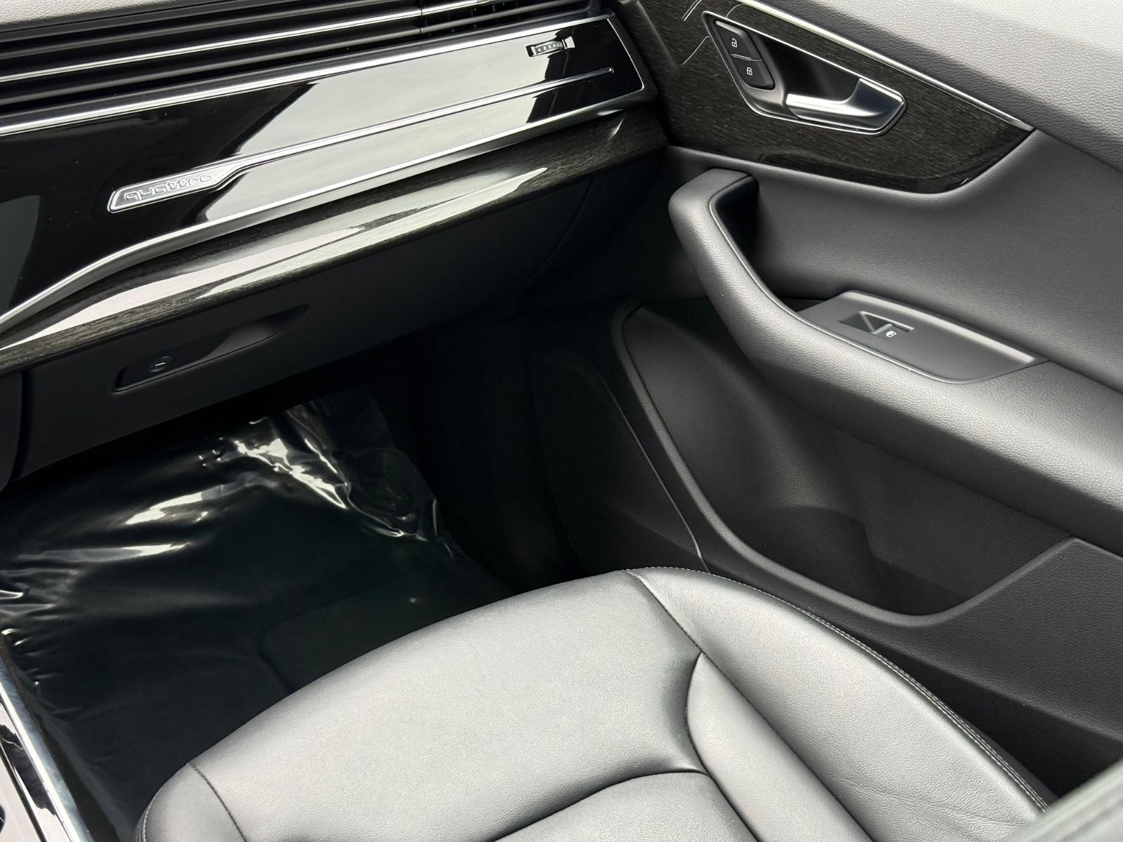 Audi Q7 Vehicle Full-screen Gallery Image 15