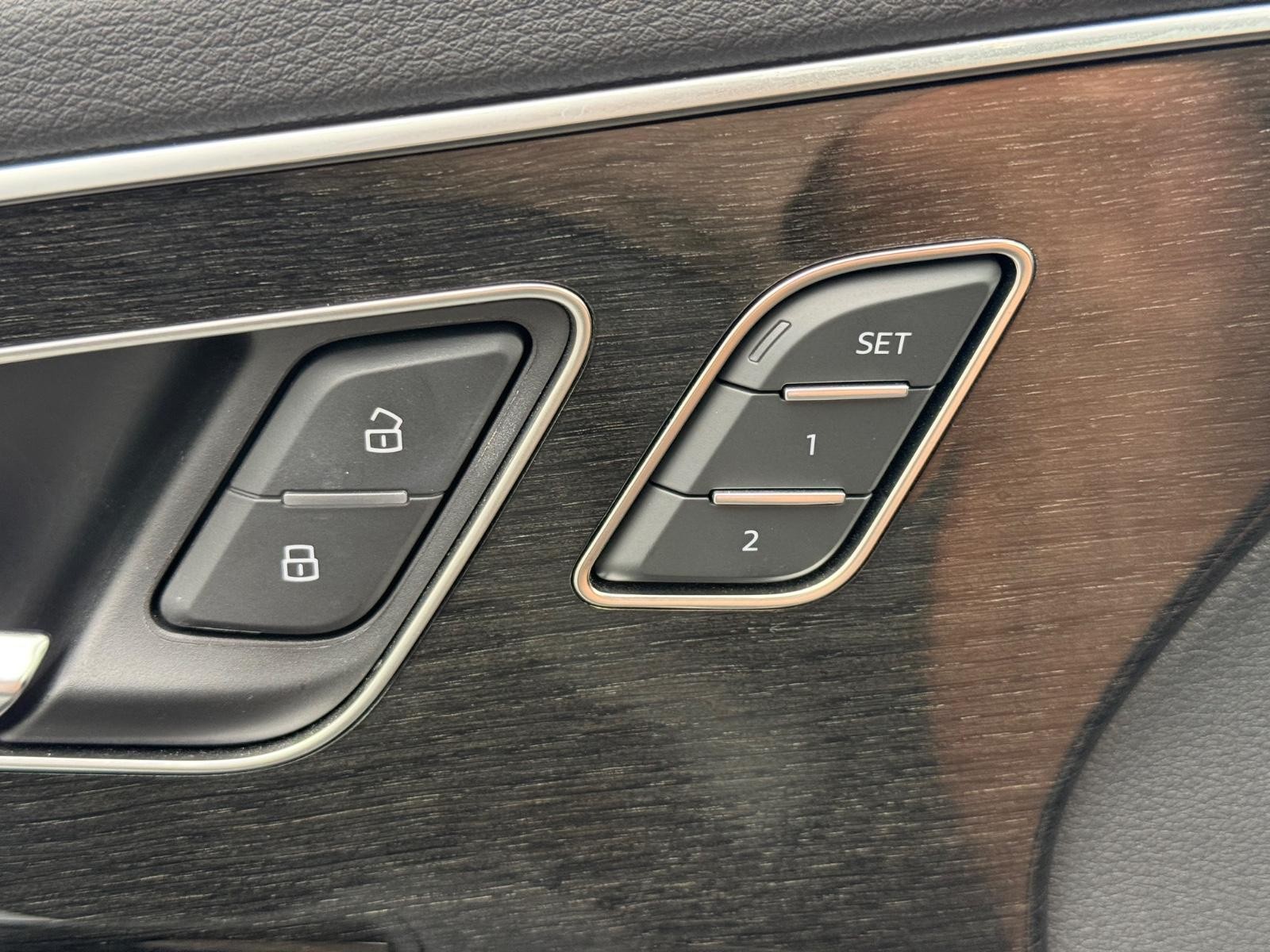 Audi Q7 Vehicle Full-screen Gallery Image 16