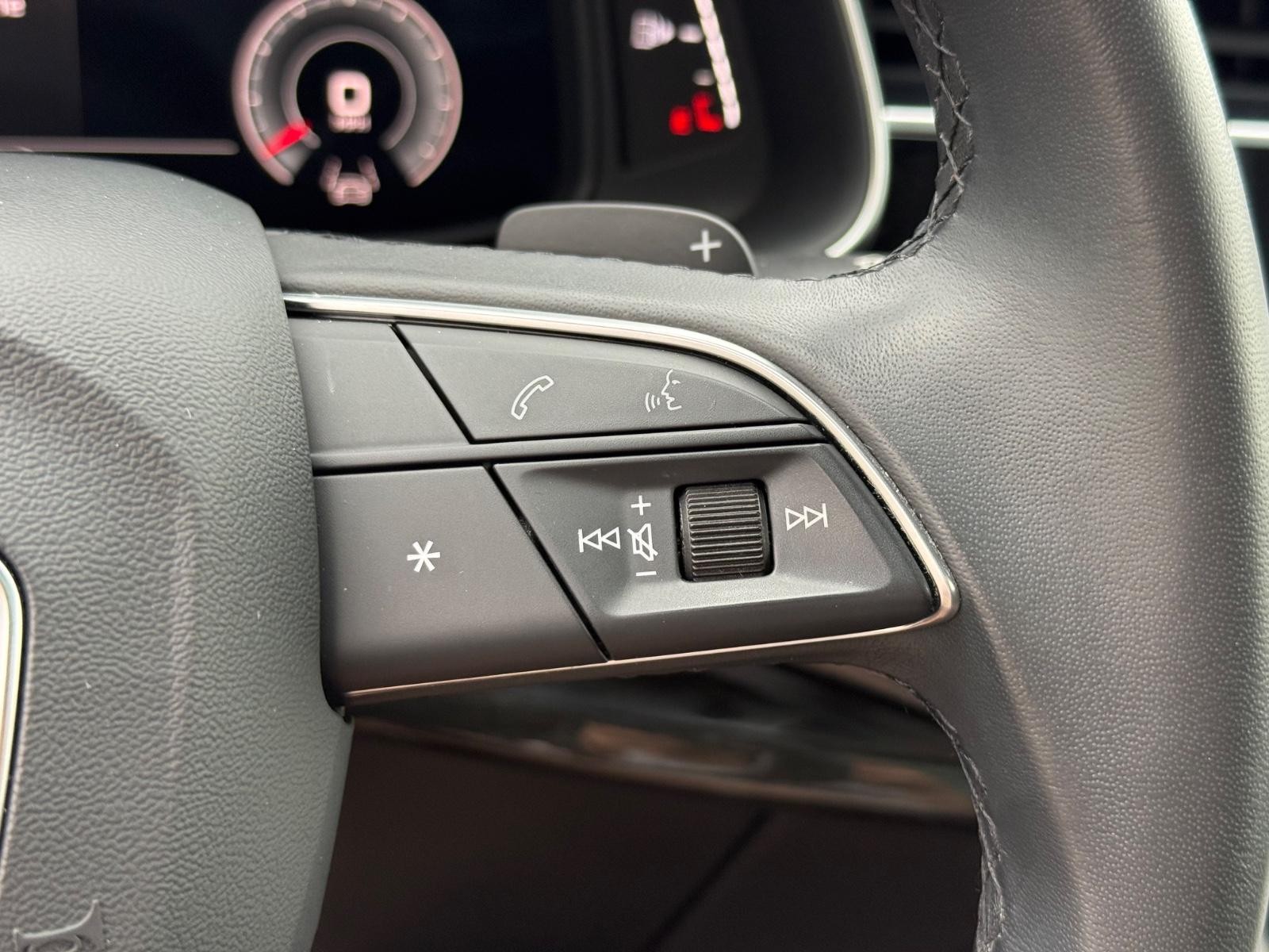 Audi Q7 Vehicle Full-screen Gallery Image 18