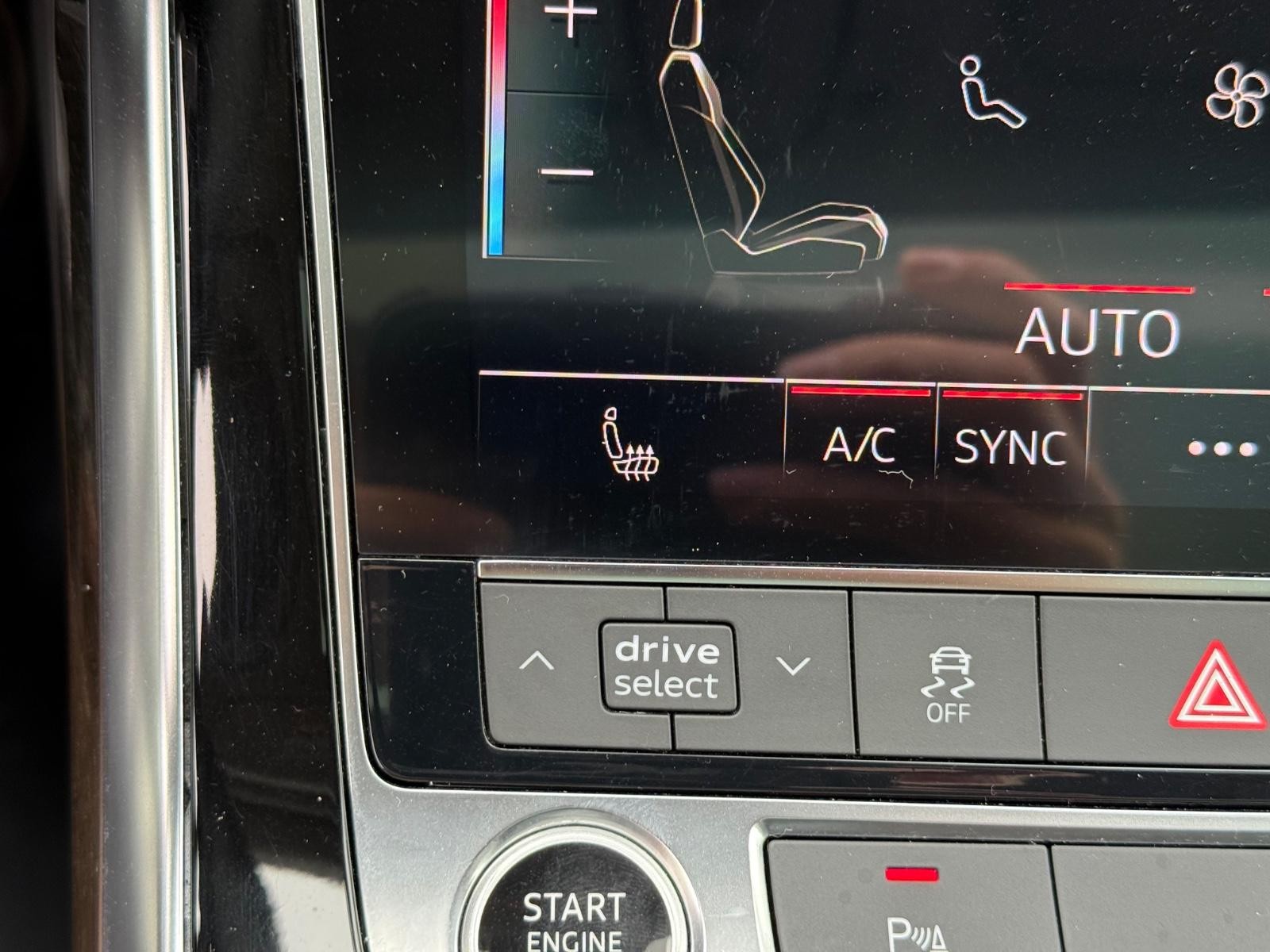 Audi Q7 Vehicle Full-screen Gallery Image 21