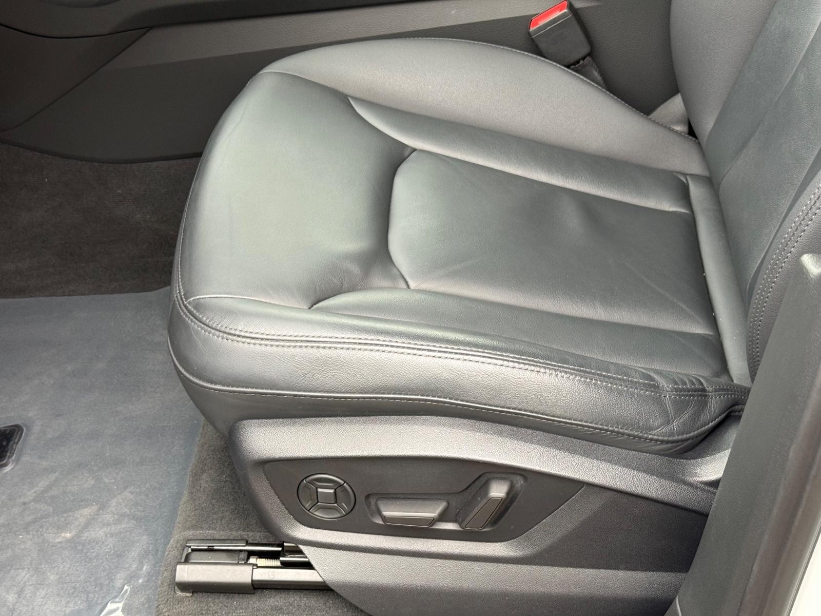Audi Q7 Vehicle Full-screen Gallery Image 23