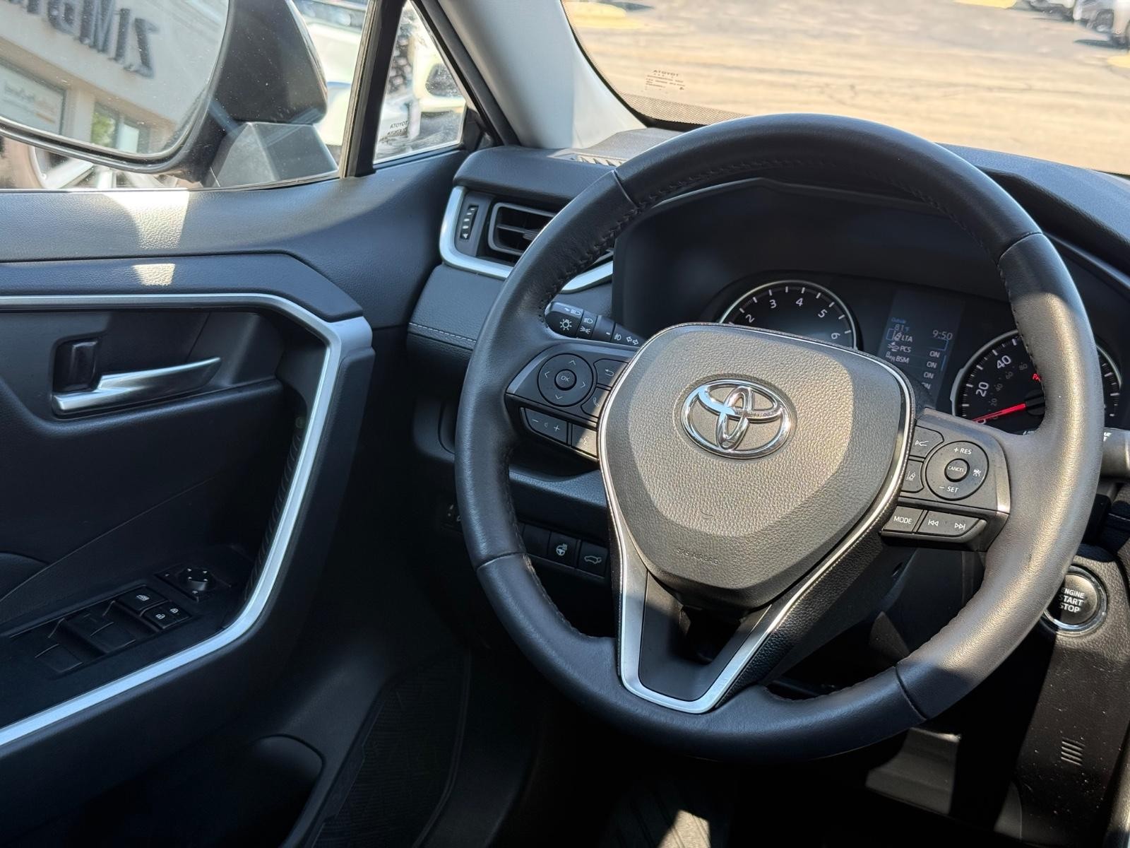 Toyota RAV4 Vehicle Image 14