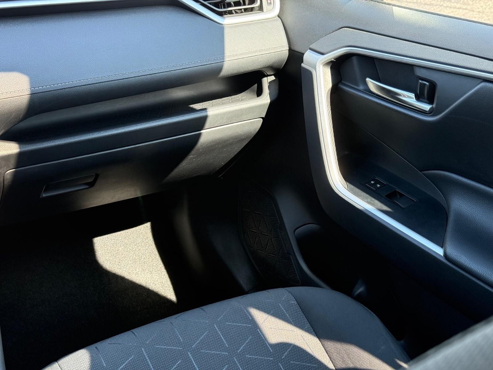 Toyota RAV4 Vehicle Image 15