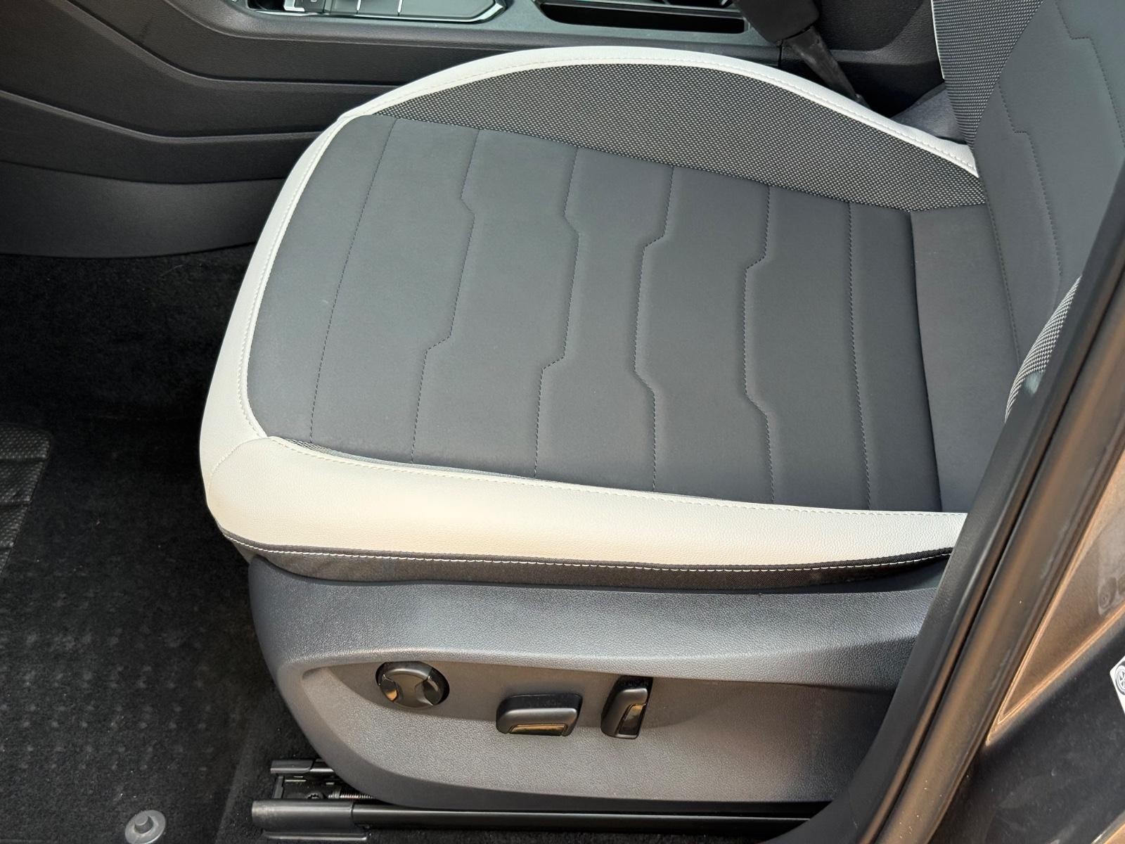 Volkswagen Taos Vehicle Image 22