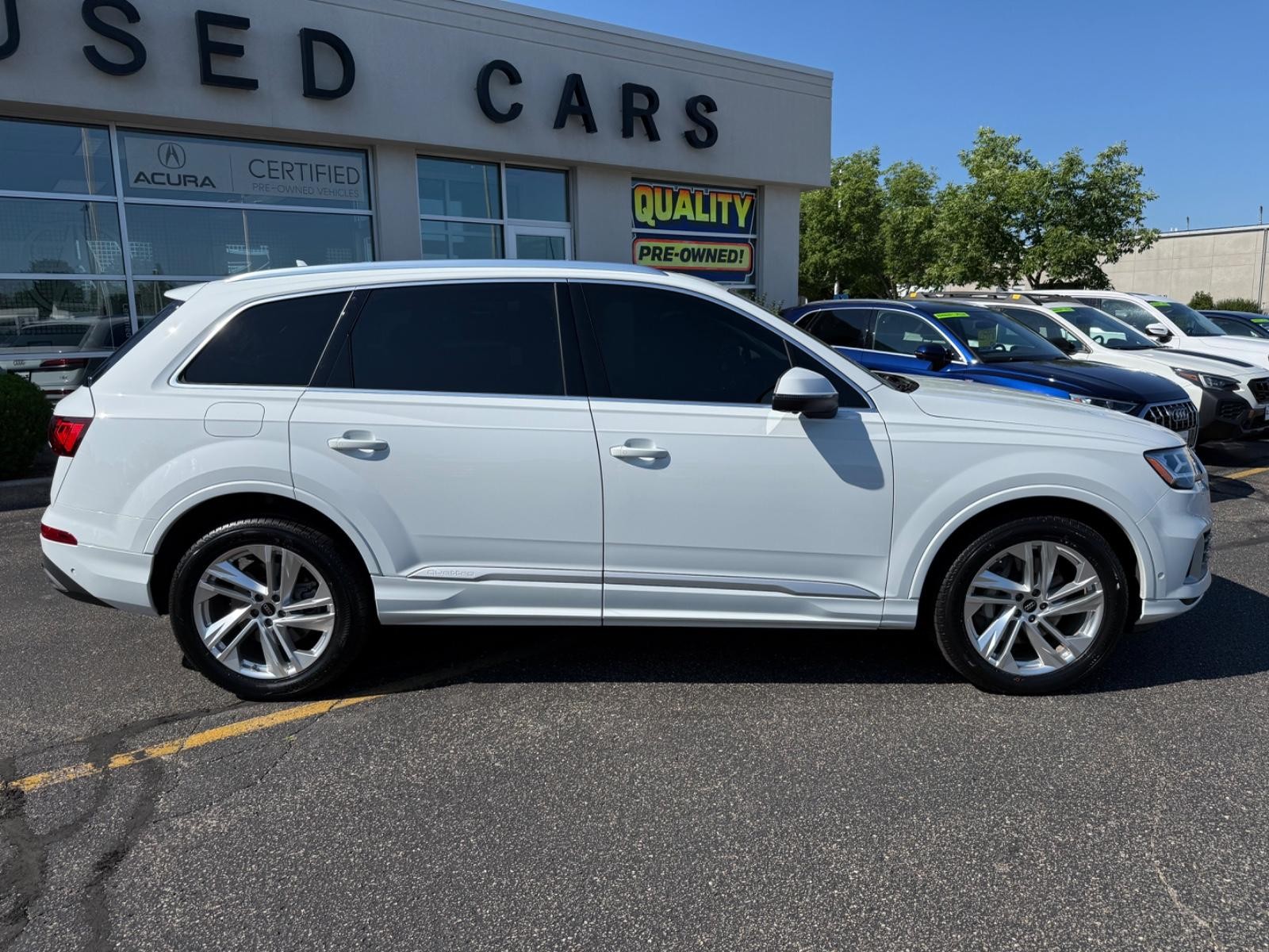 Audi Q7 Vehicle Full-screen Gallery Image 02