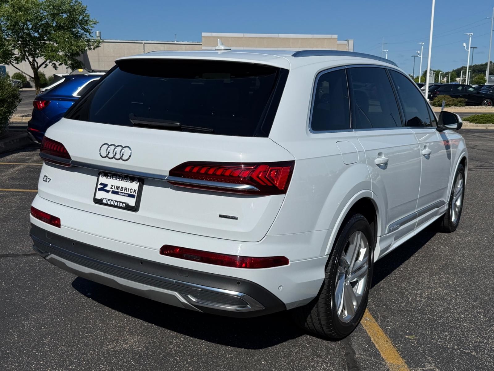 Audi Q7 Vehicle Full-screen Gallery Image 03