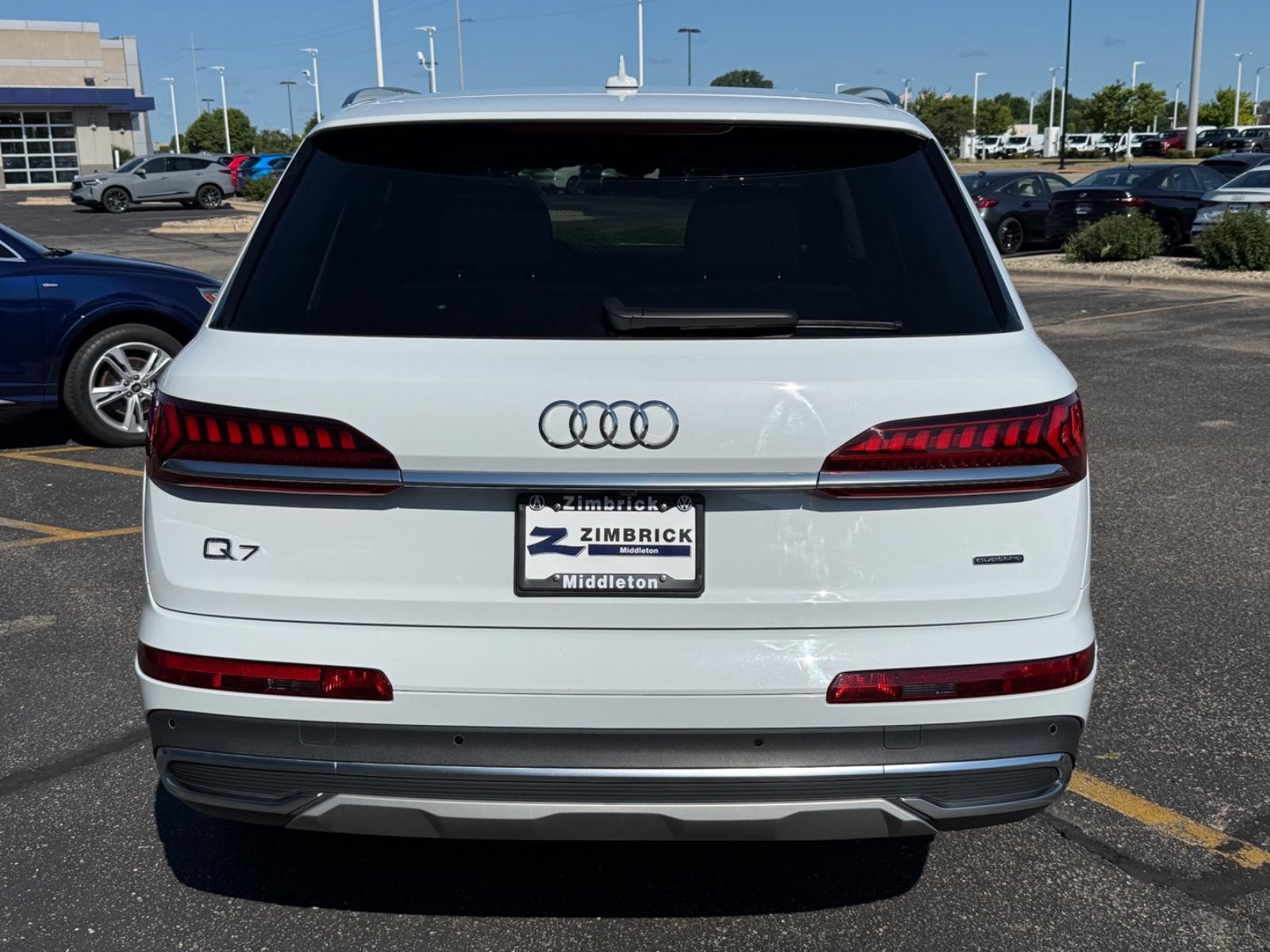 Audi Q7 Vehicle Full-screen Gallery Image 04